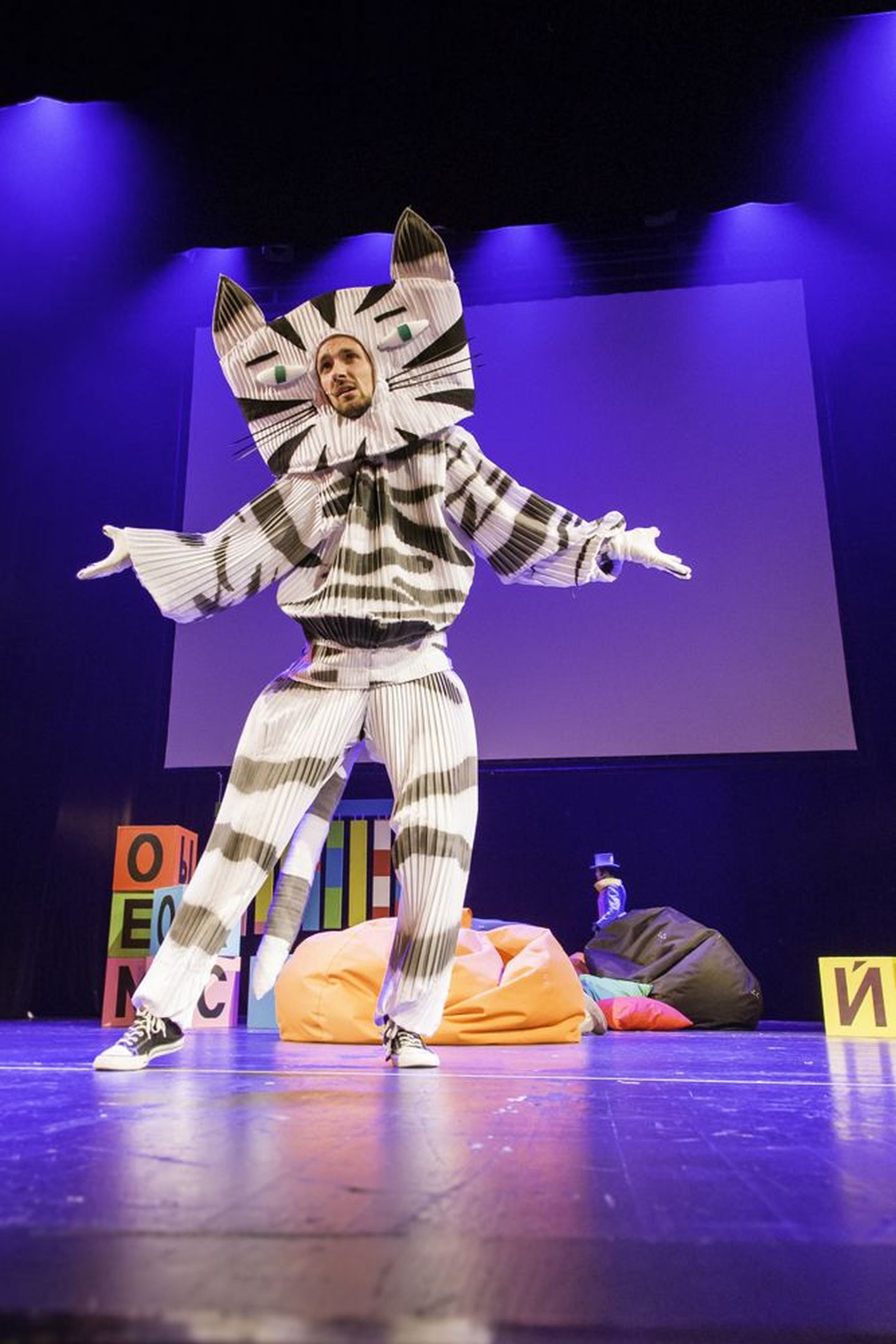 Новогодний детский спектакль Русского театра называется «Сказки кота Пампуша».