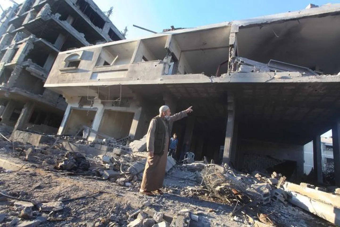 Palestiinlased uurivad oma maja pärast Israeli õhurünnaku Gaza Cityle.