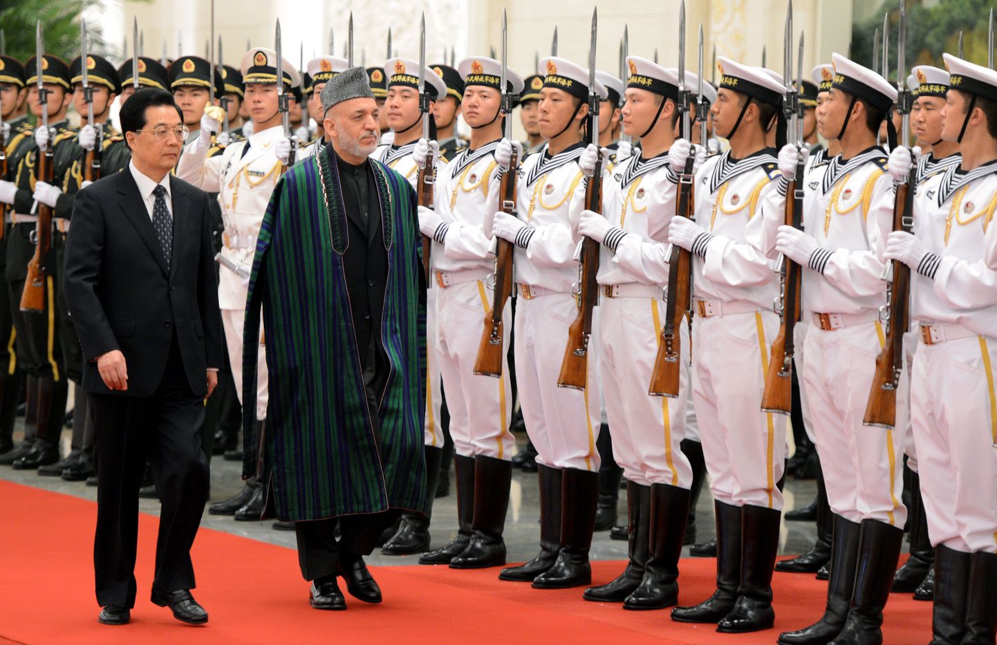Hiina president Hu Jintao (vasakul) koos Afganistani riigipea Hamid Karzaiga täna Pekingis.