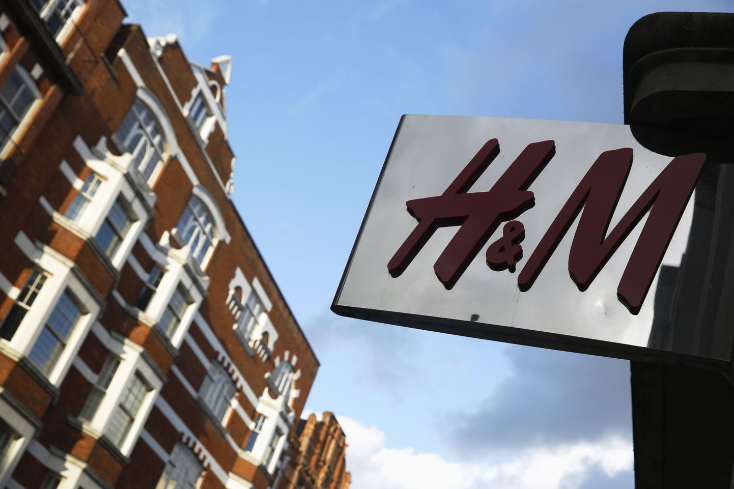 H&M logo Londoni kauplusel.
