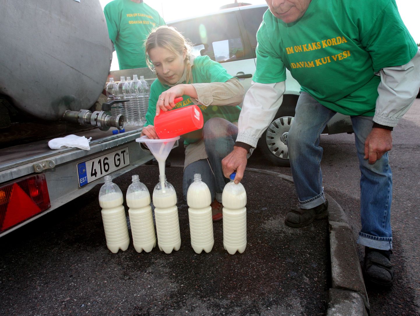 Veel septembris avaldasid talunikud Prisma ees protesti madala piimahinna pärast, jagades seda tasuta.