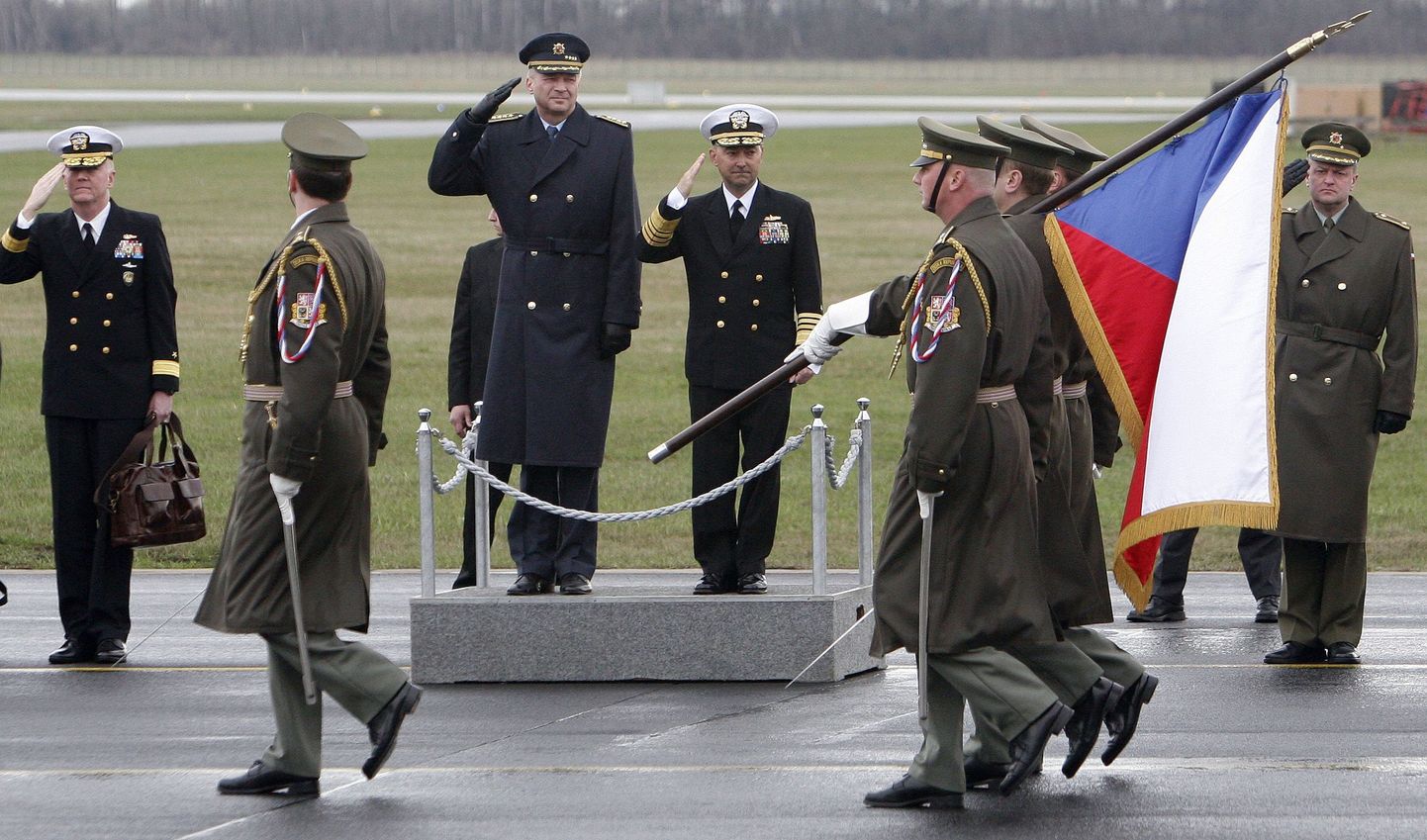 Tšehhi kaitseväe juhataja Vlastimil Picek ja NATO vägede ülemjuhataja James Stavridis tänavu kevadel Prahas auvahtkonda tervitamas.
