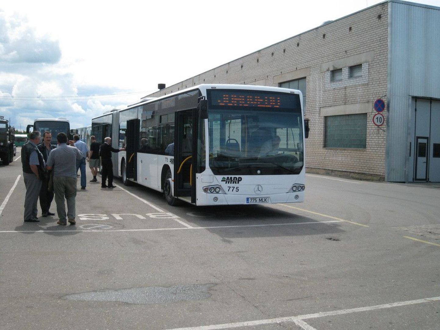 Uued liinile vuravad bussid peaksid kindlasti olema madalapõhjalised. Umbes sellised, nagu pildil olev Mercedez-Benz linnaliinibuss, mida Silberauto suvel GoBusile ja linnavalitsuse liikmetele esitles.