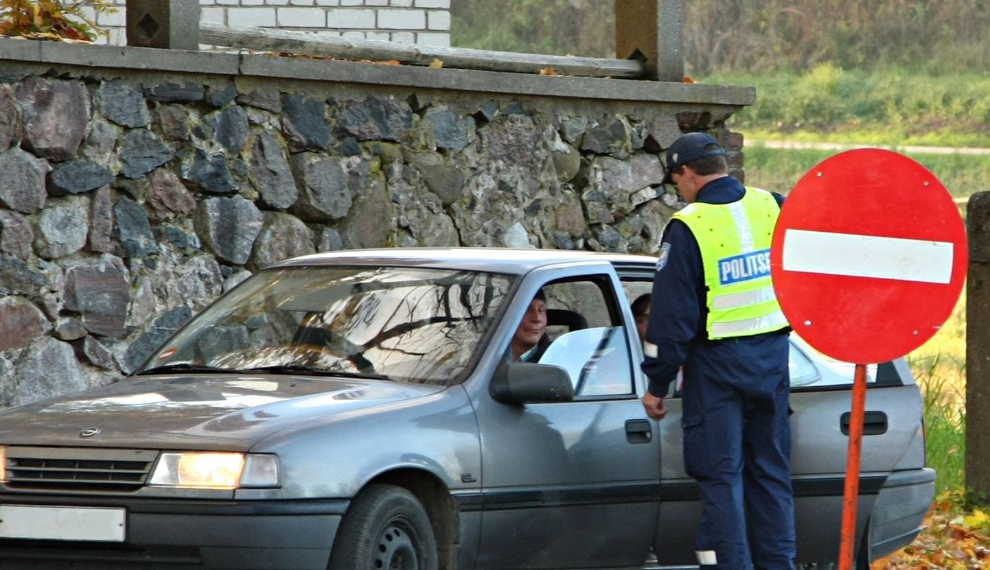 Politsei Valgas liiklusjärelvalvet teostamas