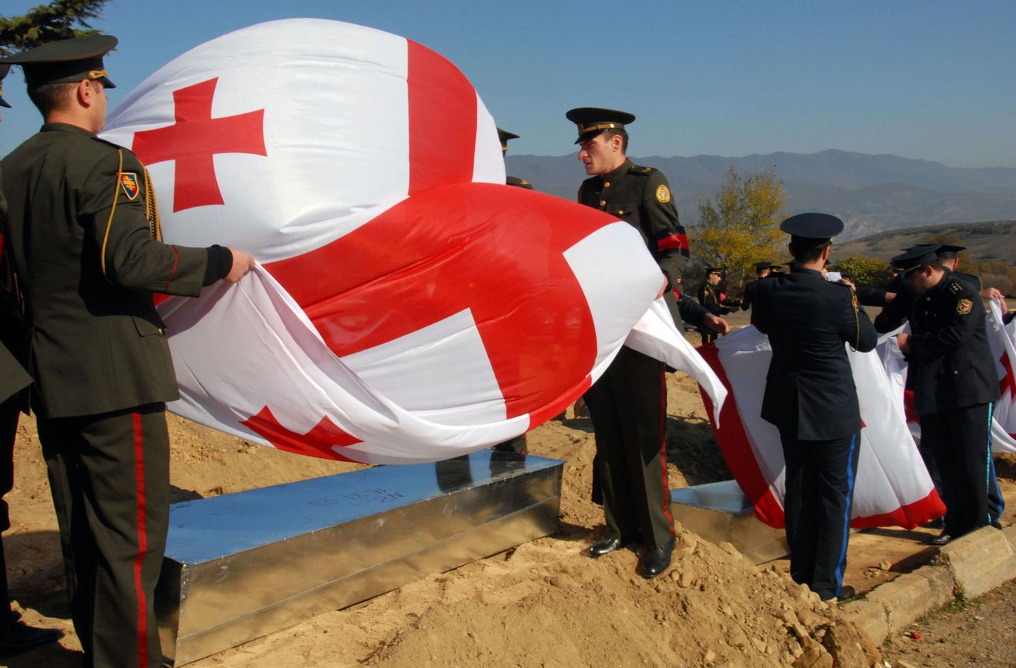 Gruusia sõdurid matmas kaaslasi, kes hukkusid augustisõja ajal Lõuna-Osseetias. Surnukehad saadi kätte diplomaatilisi kanaleid pidi korraldatud vahetuse käigus.