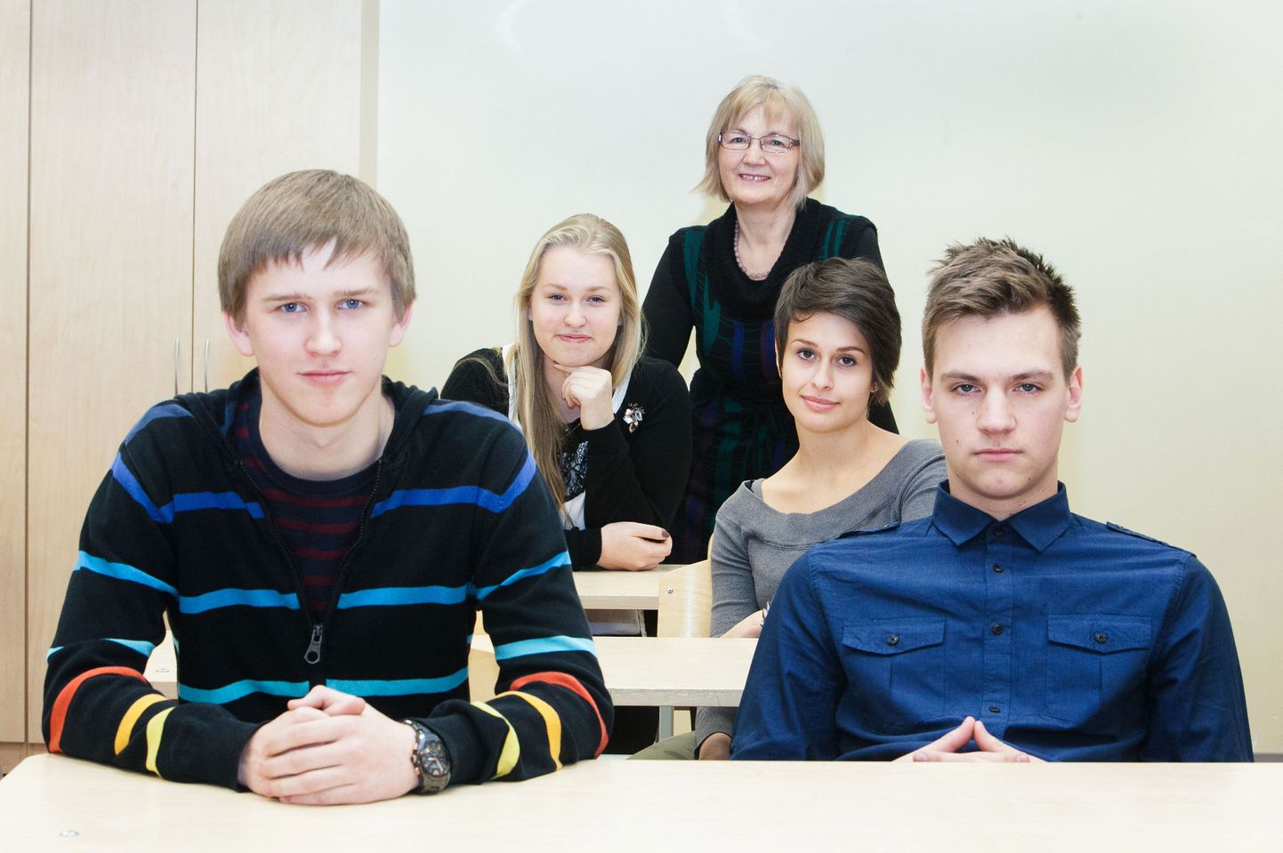 2012. aasta aprillis PISA testi teinud Tallinna ühisgümnaasiumi õpilased koos matemaatikaõpetaja Riita Meigasega.