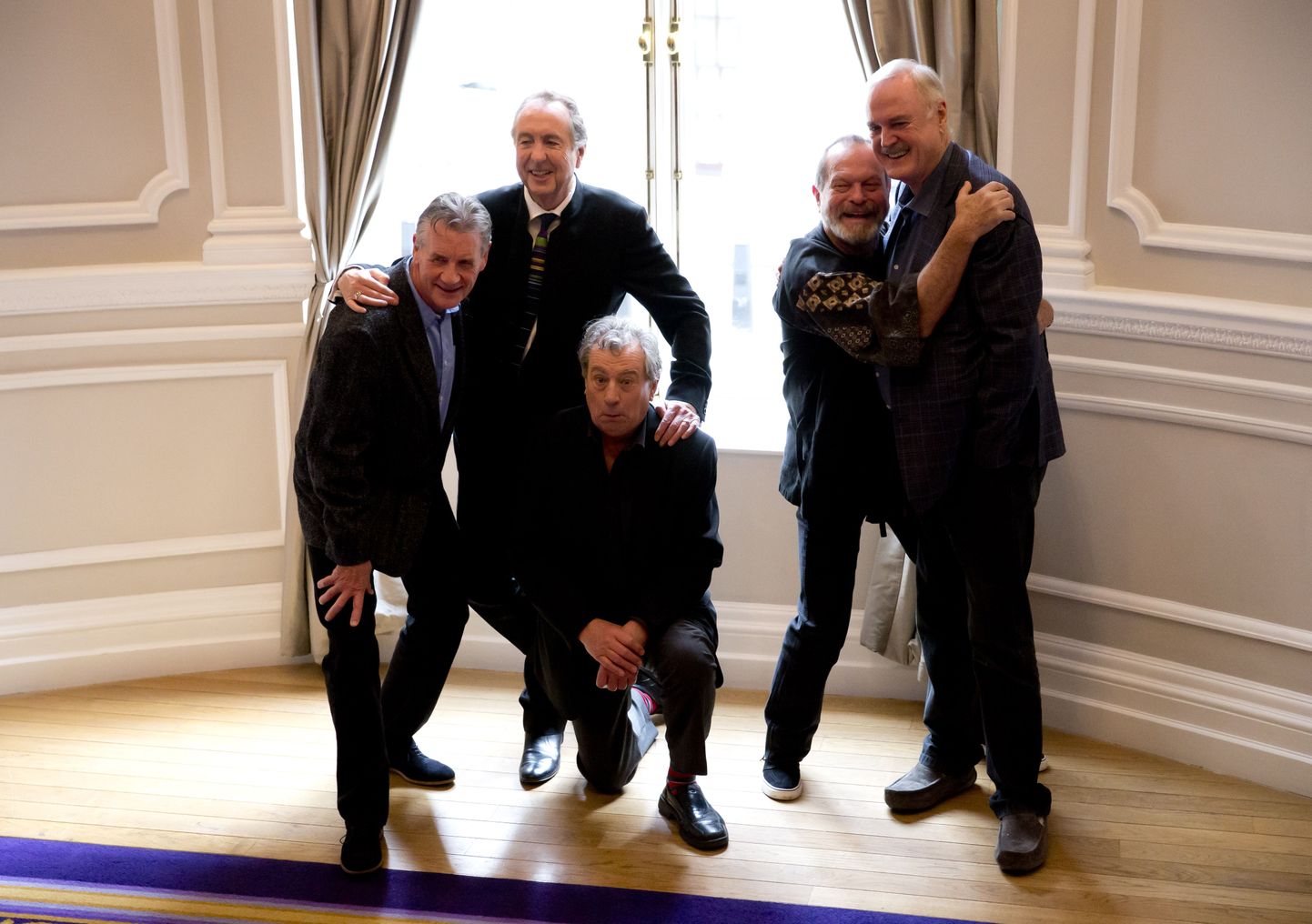 Monty Pythoni elusolevad liikmed (vasakul) Michael Palin, Eric Idle, Terry Jones, Terry Gilliam ja John Cleese taasühinemisetenduse promoüritusel.