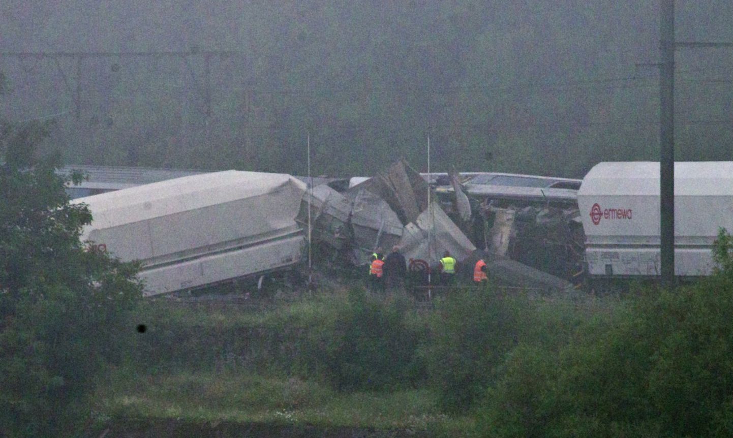 Пассажирский и грузовой поезда столкнулись в Бельгии.