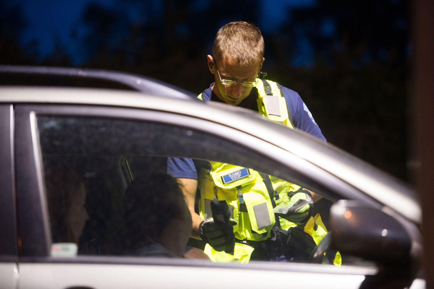 Politseinik autojuhtide kainust kontrollimas