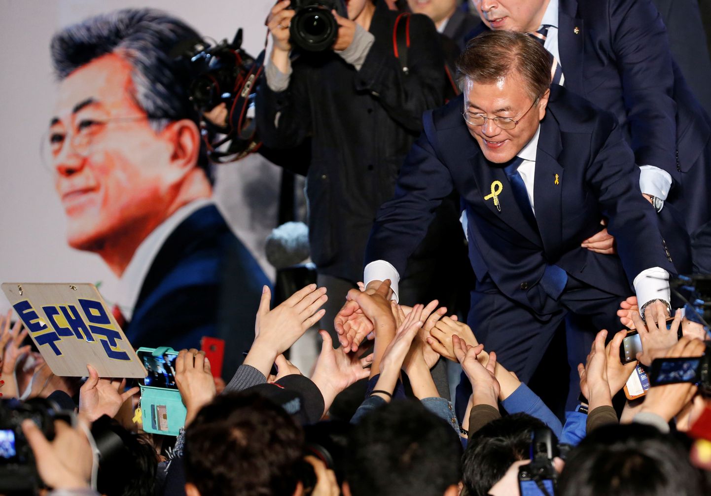 Lõuna-Korea presidendiks valitud Moon Jae-in tänab toetajaid.
