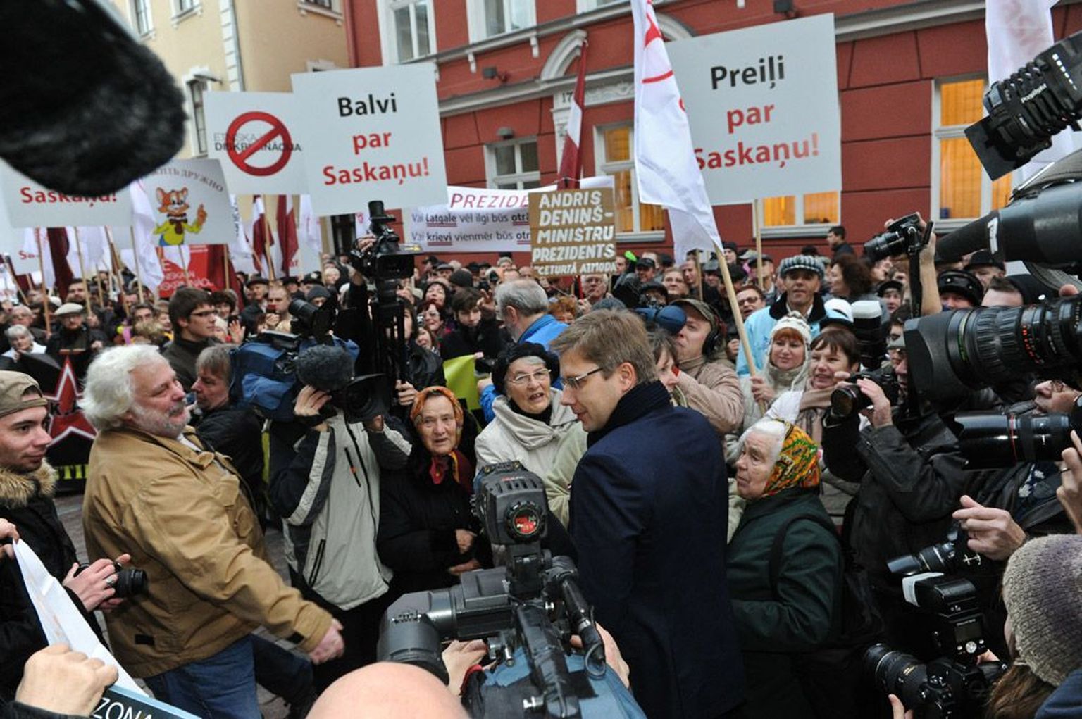 Riia linnapea ja Kremli-meelseks peetava Koosmeele Keskuse liider Nils Ušakovs (sinises mantlis) eile seimi ette meelt avaldama kogunenud poolehoidjatega. Tema parteile annab uut lootust esimest korda ajaloos valitsusse pääseda see, et parempoolsed ei suutnud eile spiikrit ära valida.