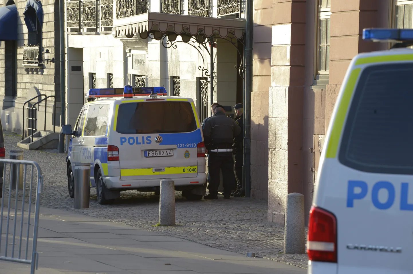 Сотрудники полиции у резиденции премьер-министра Швеции