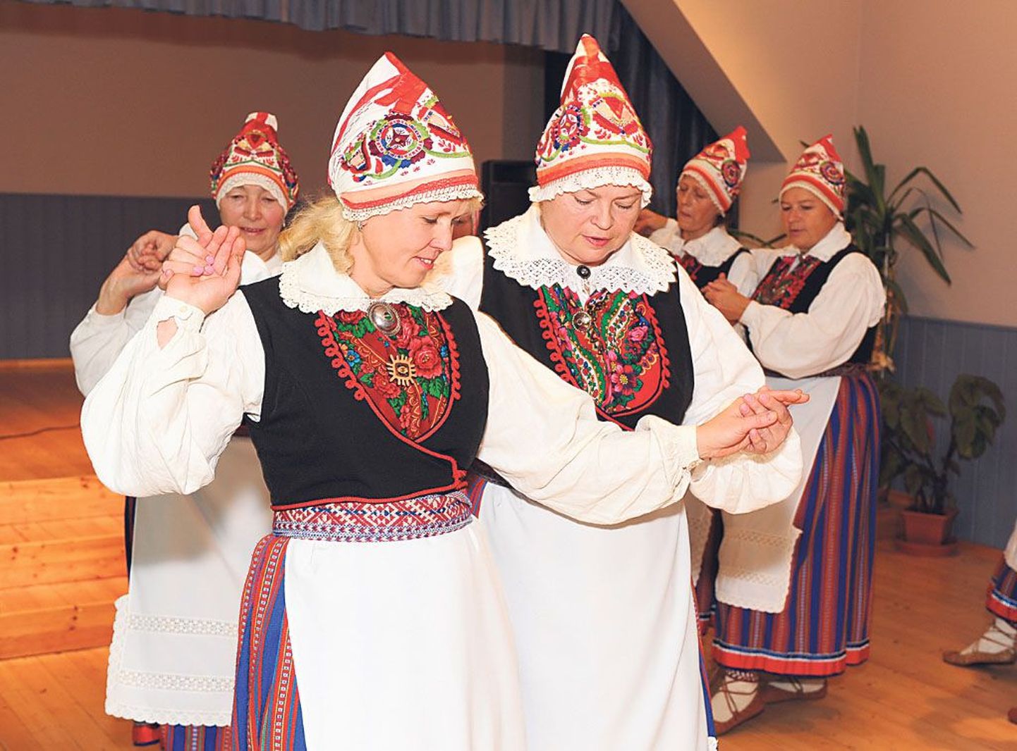 Audru naised ja Kihlepasse peole saabunud vene folkloorirühmad näitasid, et lillelisi rätte kasutatakse nii eesti kui vene rahvakultuuris.