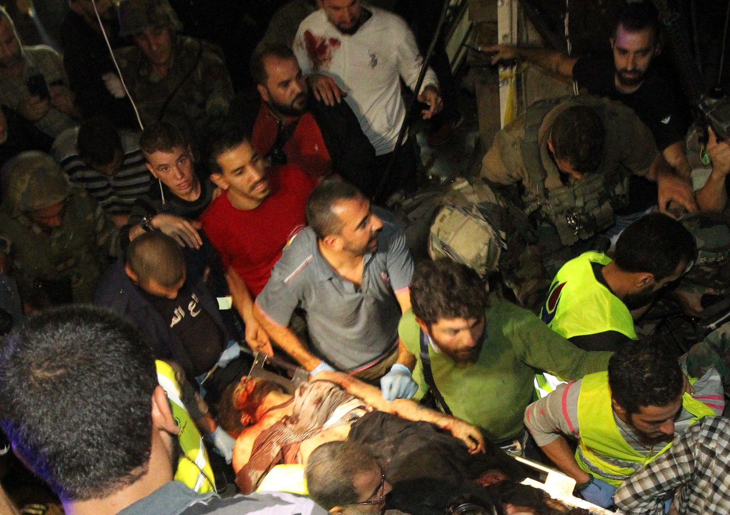 Beiruti kaksikenesetapurünnakus hukkunu viiakse sündmuskohalt haiglasse.