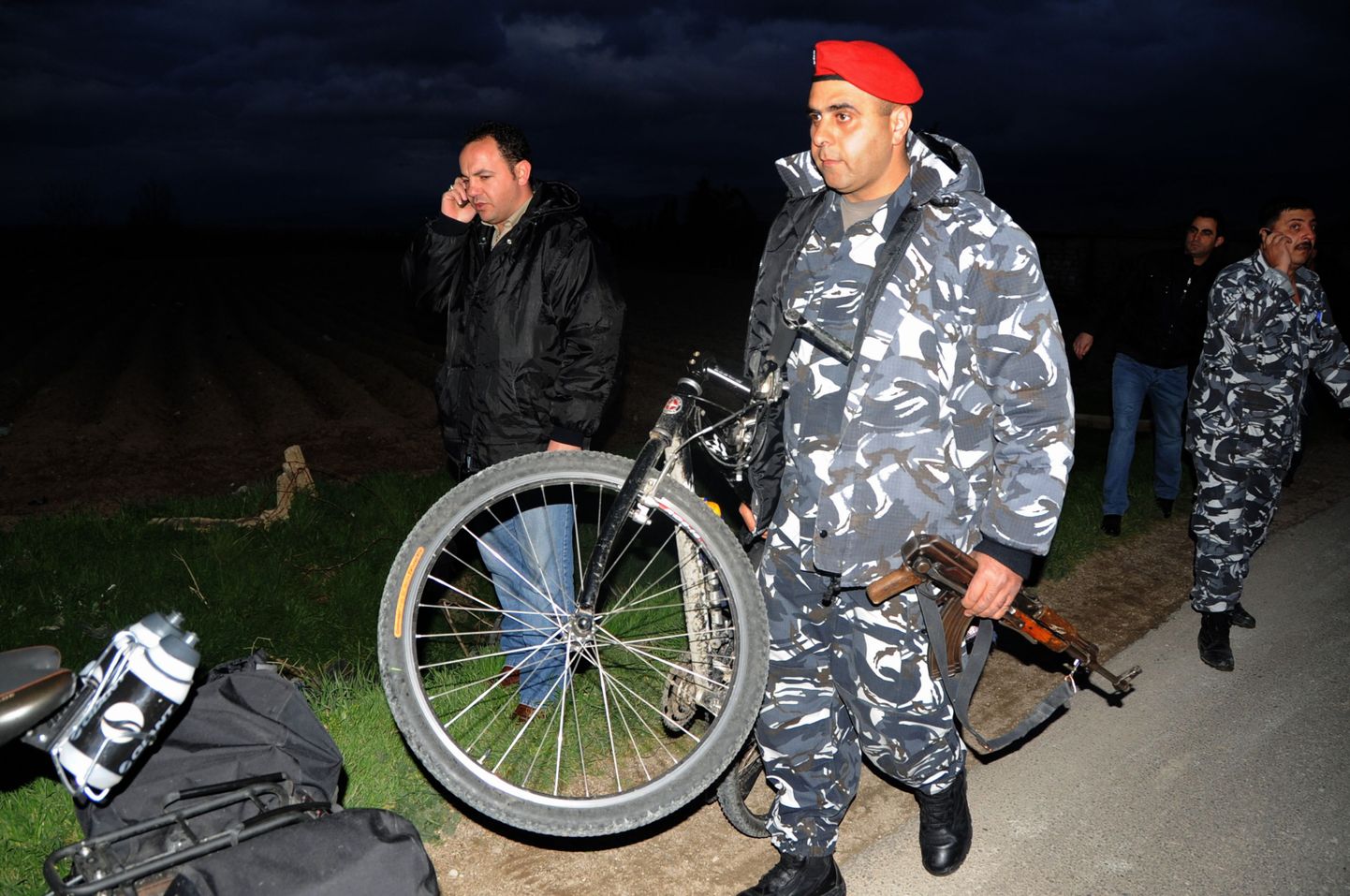 Ливанская полиция на месте похищения велотуристов из Эстонии.