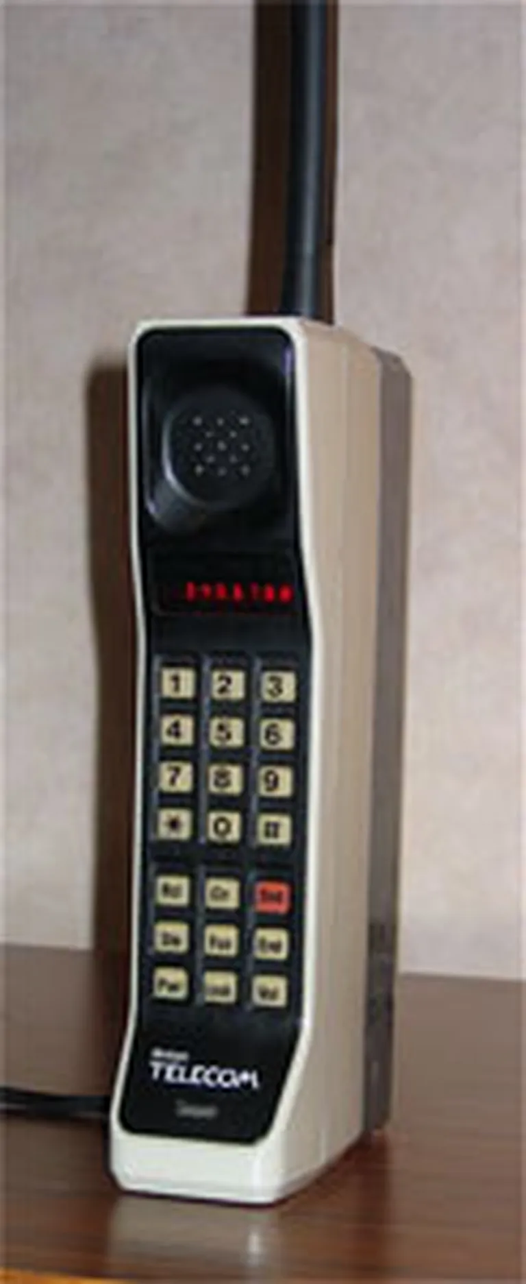 Pirmais sērijveida mobilais tālrunis Motorola DynaTac 8000x (1983. gads) 