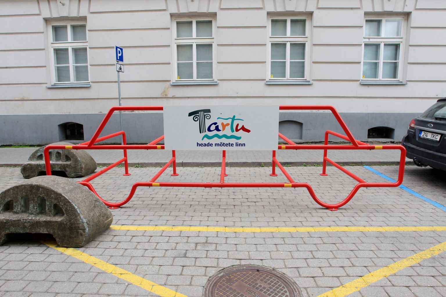 Lutsu raamatukogu taga Magistri tänava parklas seati ühele parkimiskohale hiljuti paika autokujuline raam, mille külge saab kinnitada kuni kümme jalgratast.