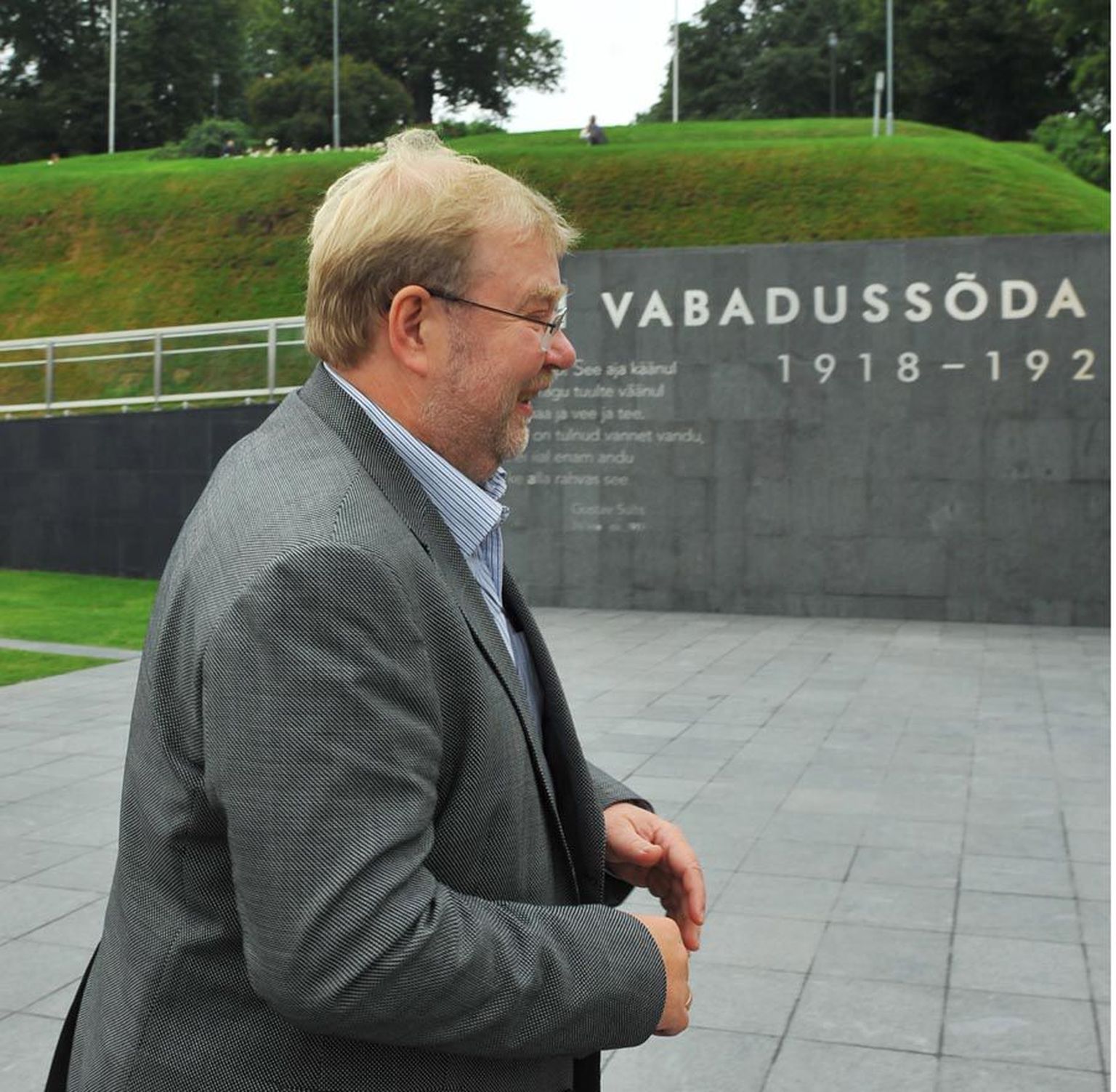 Eile Vabaduse väljakul Vabadussõja võidusamba juures pärast totalitarismiohvrite mälestusüritust ajakirjanike küsimustele vastates märkis Laar, et tema erakirjade lõikude avalikuks tulemine ei mõjuta tema jätkamist ministriametis või IRLi esimehena.