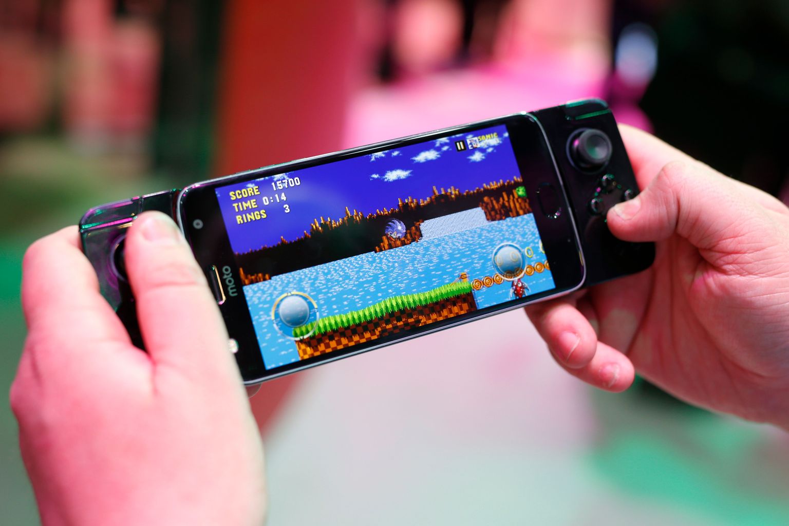 Moto gamepad, millele on külge haagitud Motorola Moto Z mobiil
