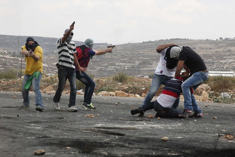 Erariietusse maskeerunud Iisraeli julgeolekujõud Ramallah's palestiinlastest kiviloopijaid kinni võtmas.
