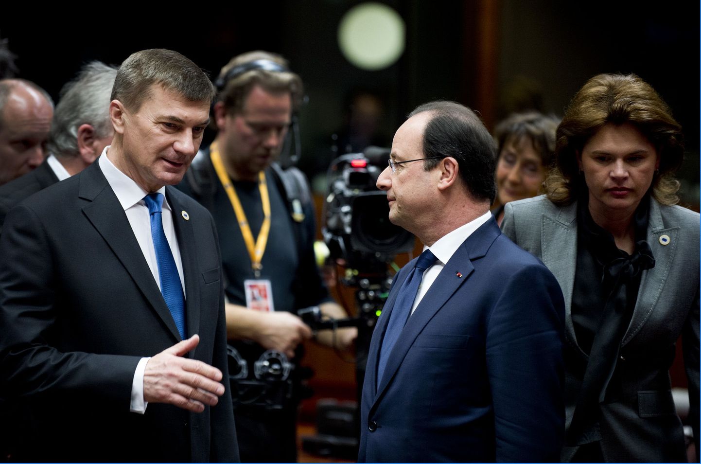 Премьер-министр Эстонии Андрус Ансип беседует с президентом Франции Франсуа Олландом.
