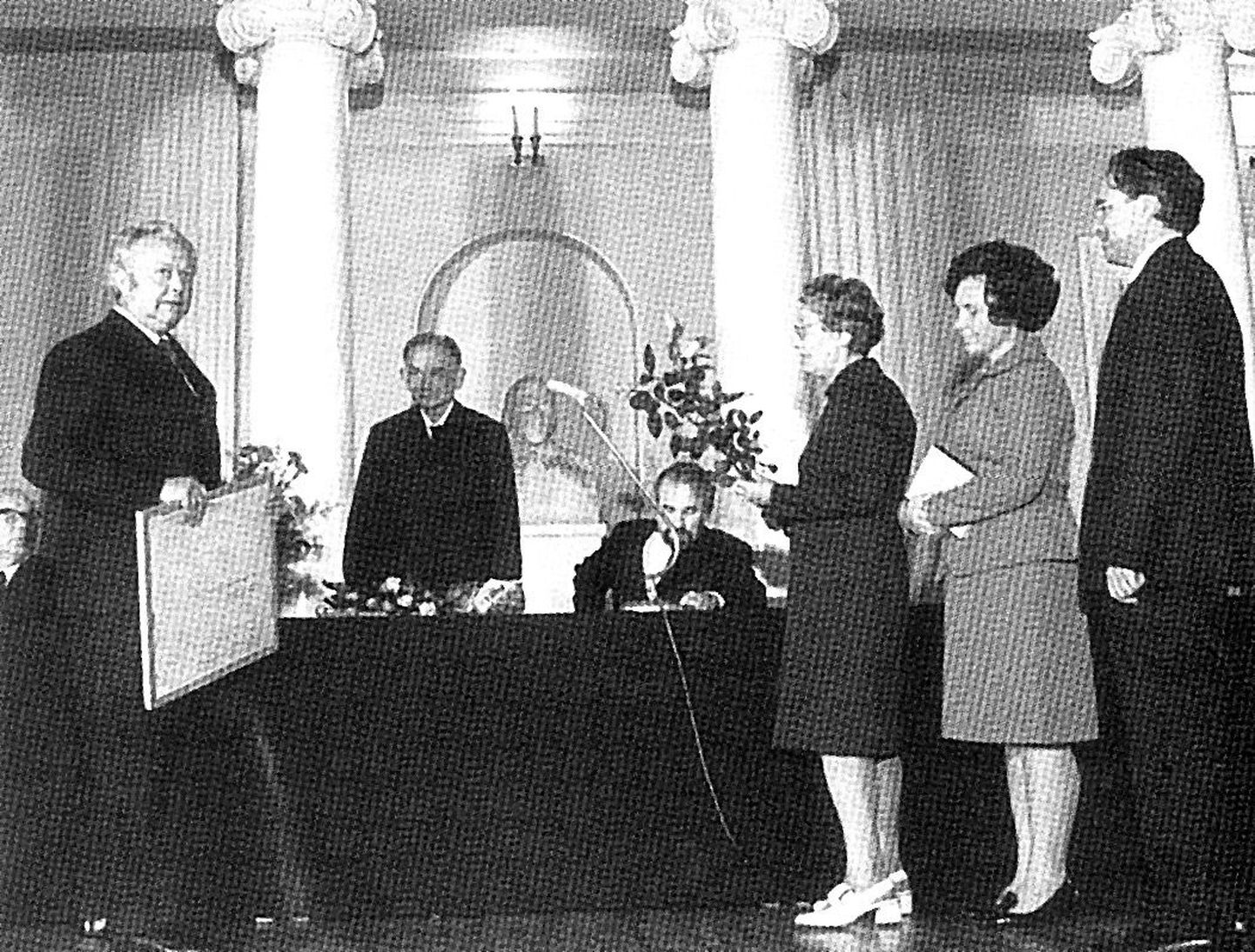 1962. Juhan Peegel õnnitleb eesti keele kateedri juhatajat professor Arnold Kaske 60. sünnipäeval.