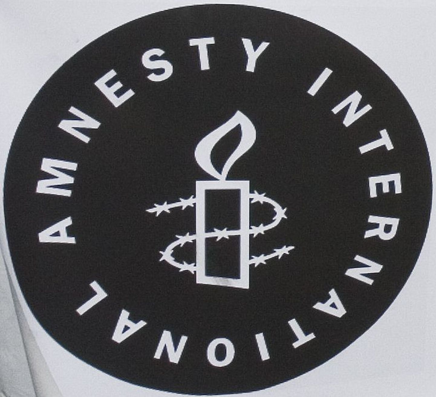 Эмблема международной правозащитной организации Amnesty International.