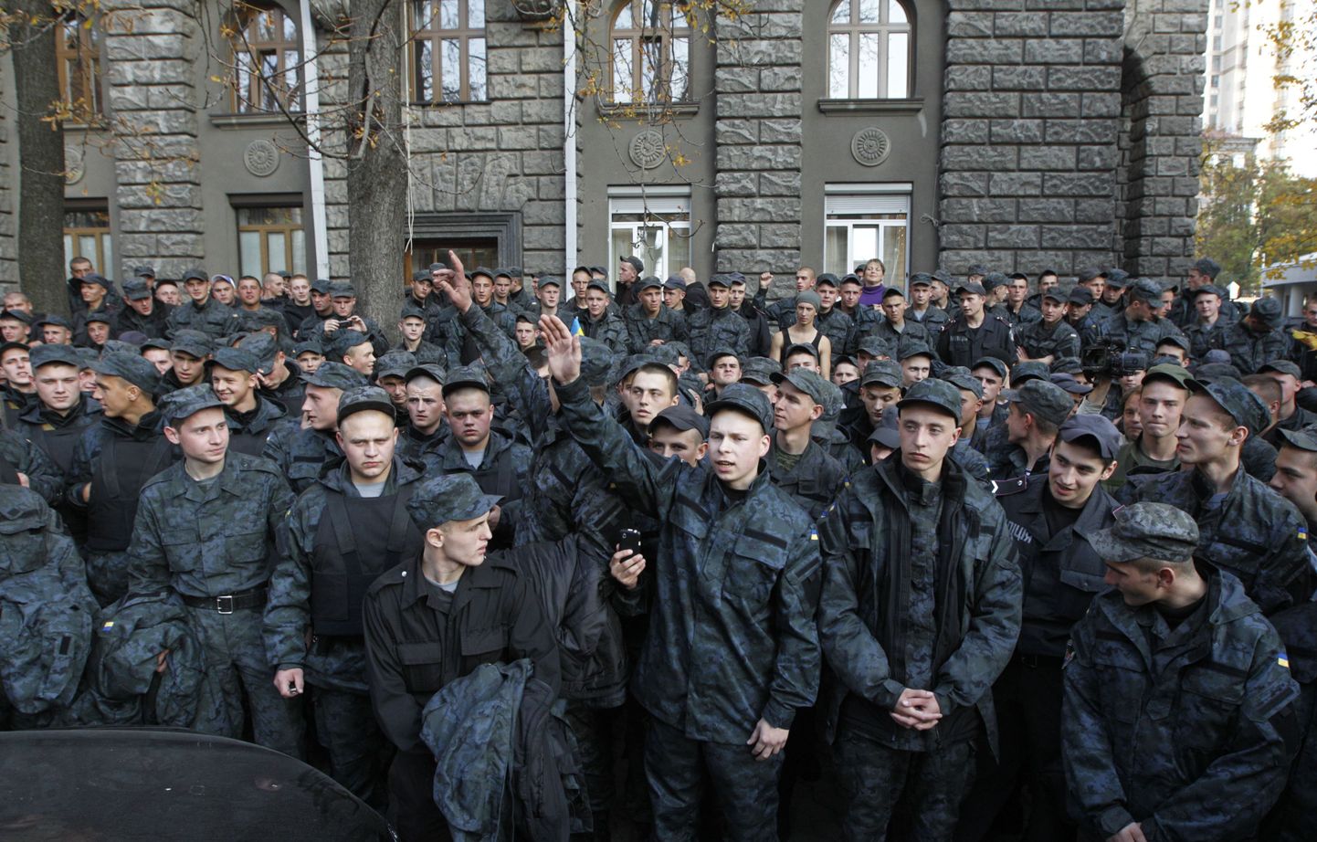 Солдаты протестуют у здания администрации Петра Порошенко.
