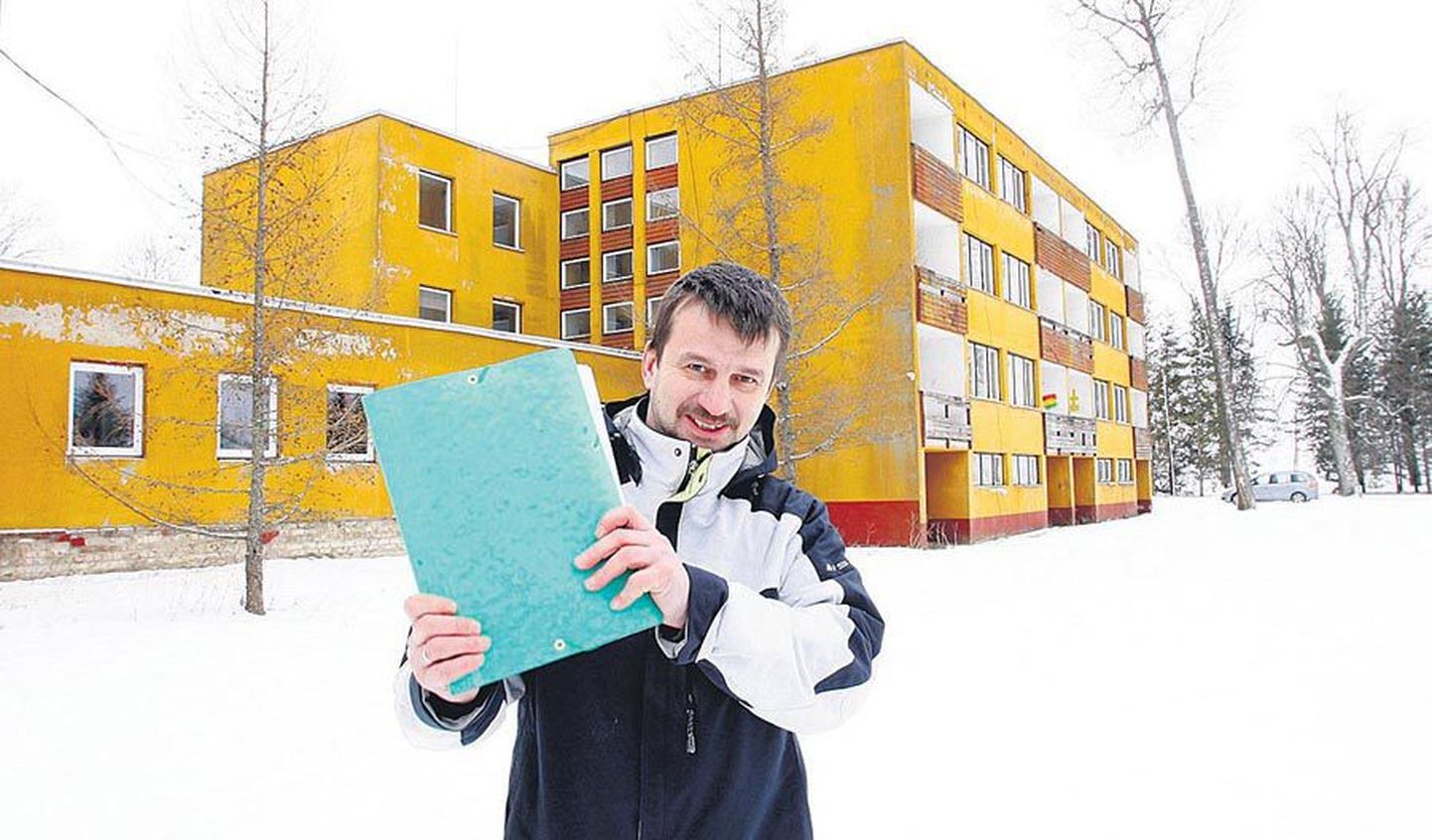 Viljandi ühendatud kutsekeskkooli haldusjuhi Mati Valli selja taha jääb kaht hoonet ühendav koridor, mis edaspidi laieneb ja kerkib kolmekorruseliseks.