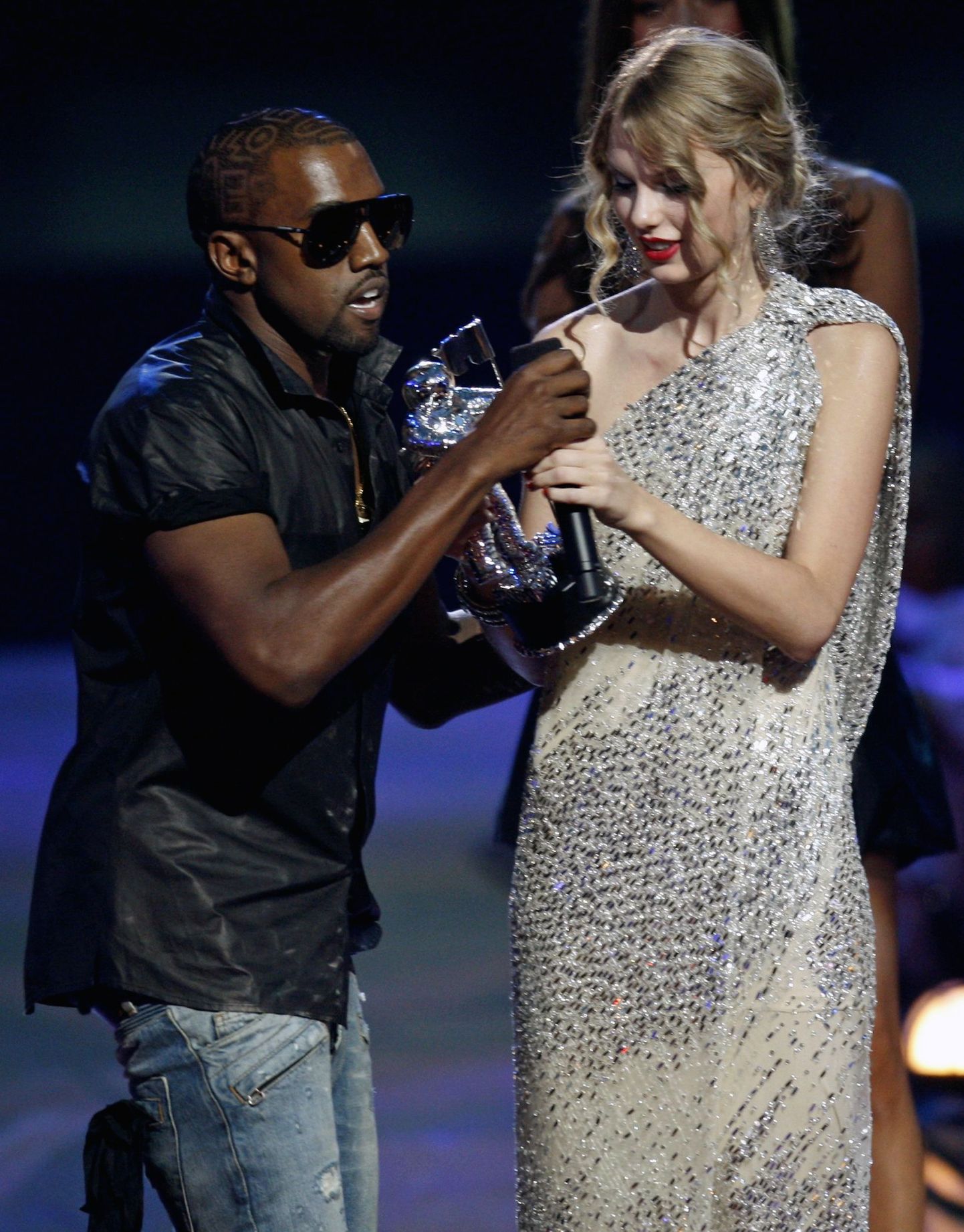 Kanye West Taylor Swiftilt mikrofoni haaramas