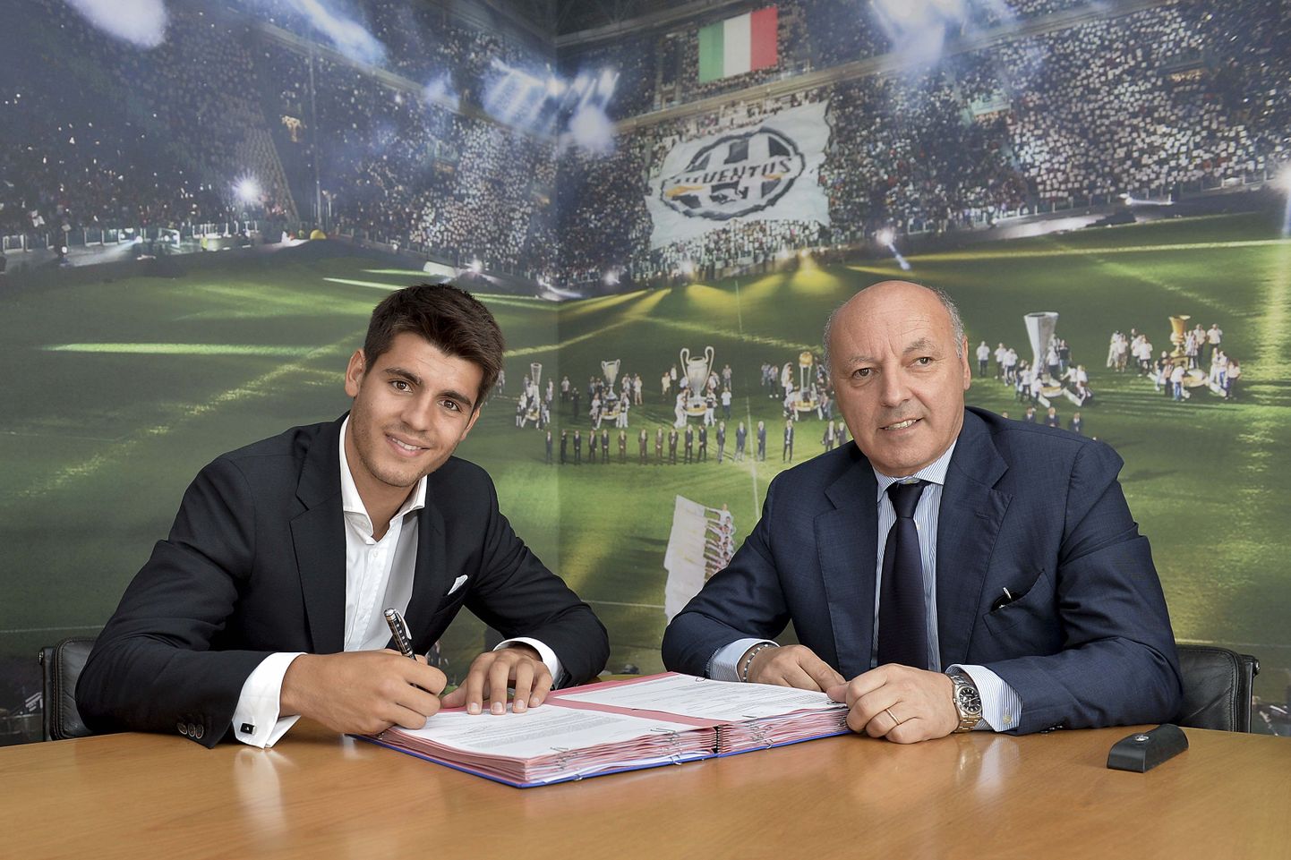 Alvaro Morata Juventusega lepingut allkirjastamas.
