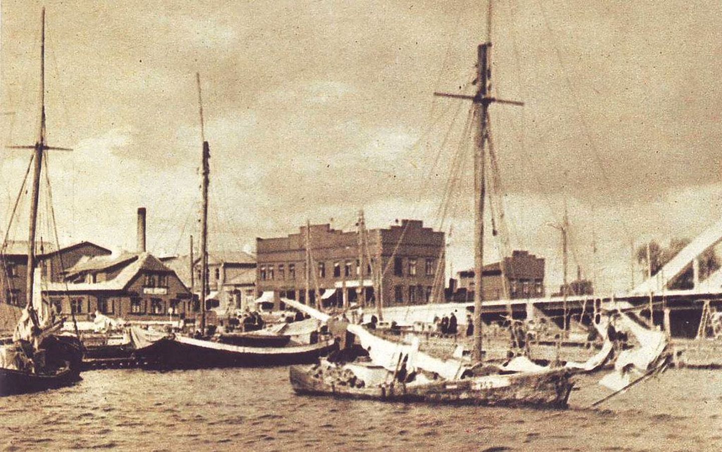 Kihnu kivilaevastik Pärnu sadamas 1938. aastal, mil linnas käisid ulatuslikud ehitustööd.
