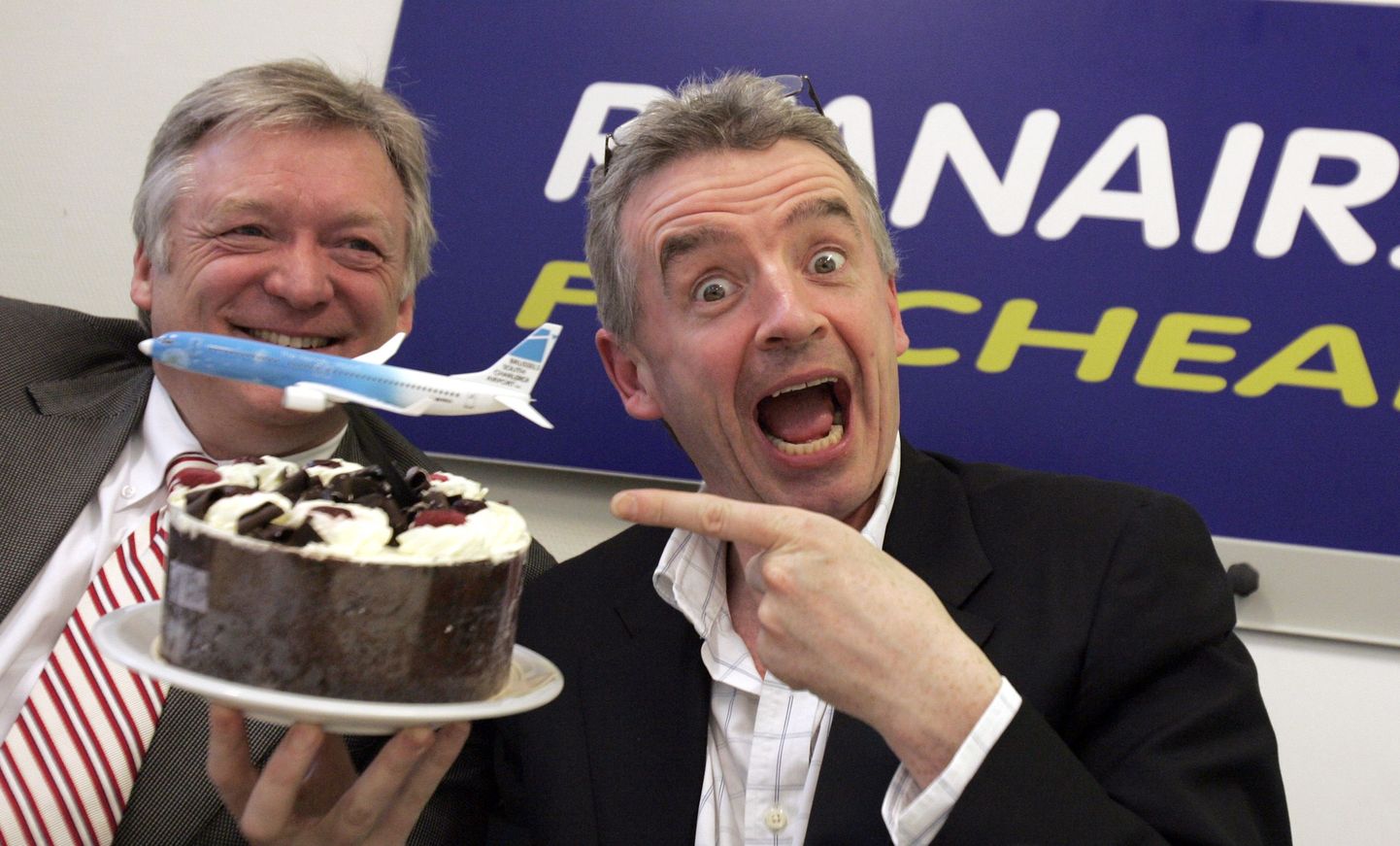 Pildil poseerib rõõmsalt Ryanairi juht Michael O Leary.