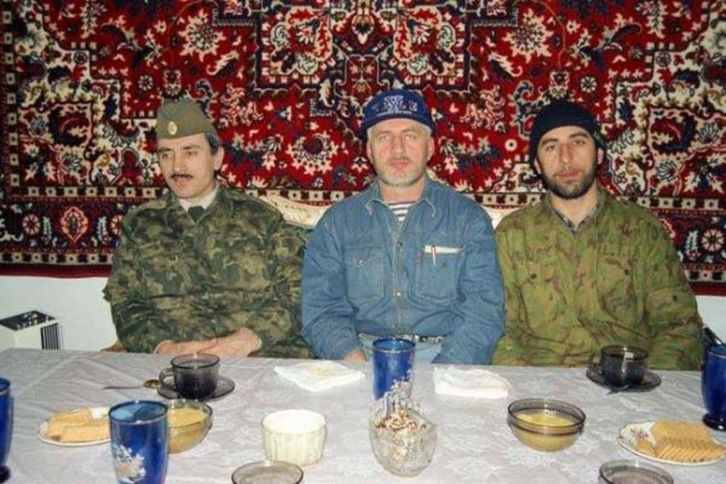 Džohhar Dudaev, Ilias Musajevi (keskel) ning Ibba Šeikhiga 1995. aastal Germentšukis