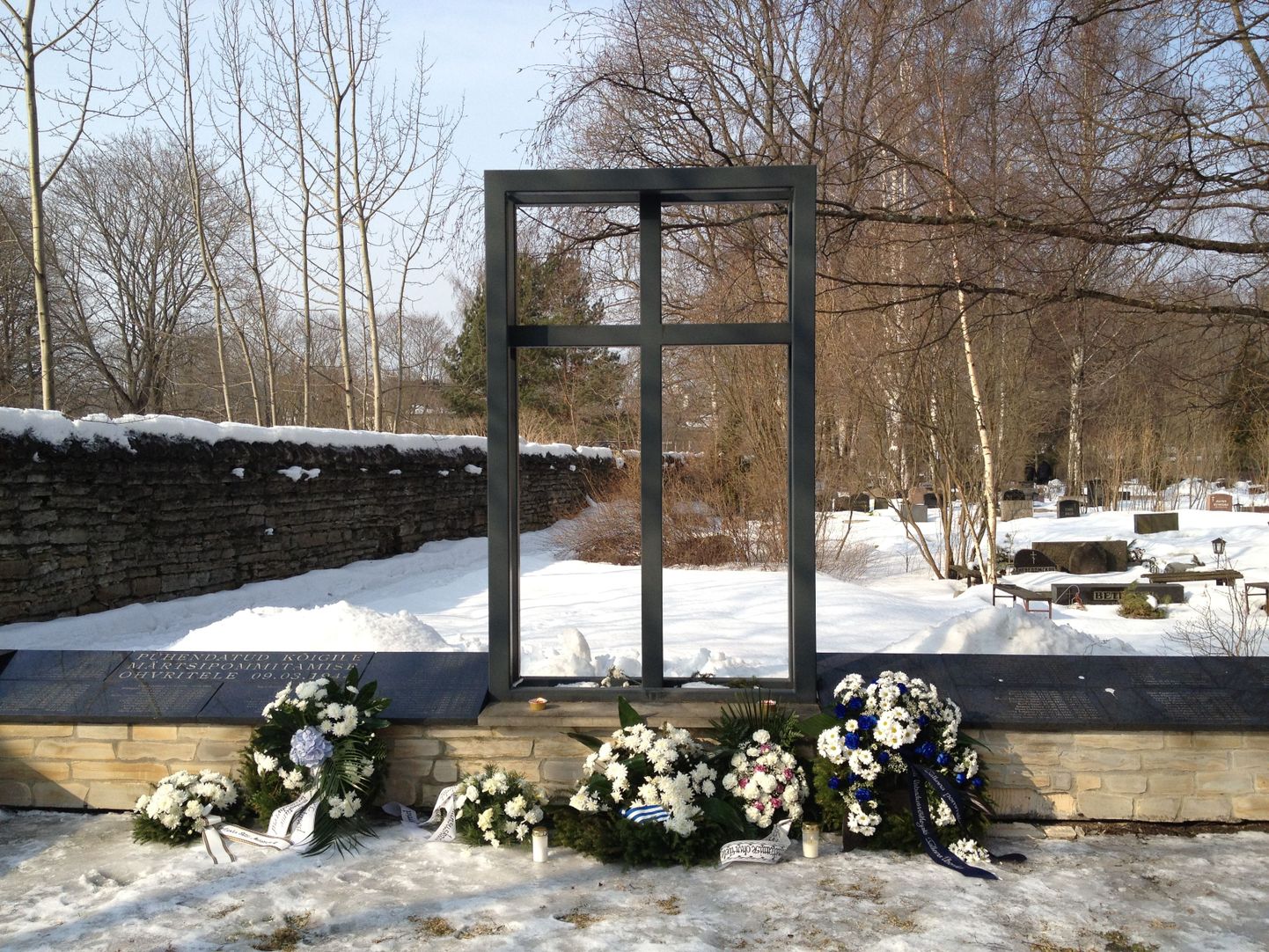 Pärjad siselinna kalmistul märtsipommitamise ohvrite mälestusplatsi jalamil.