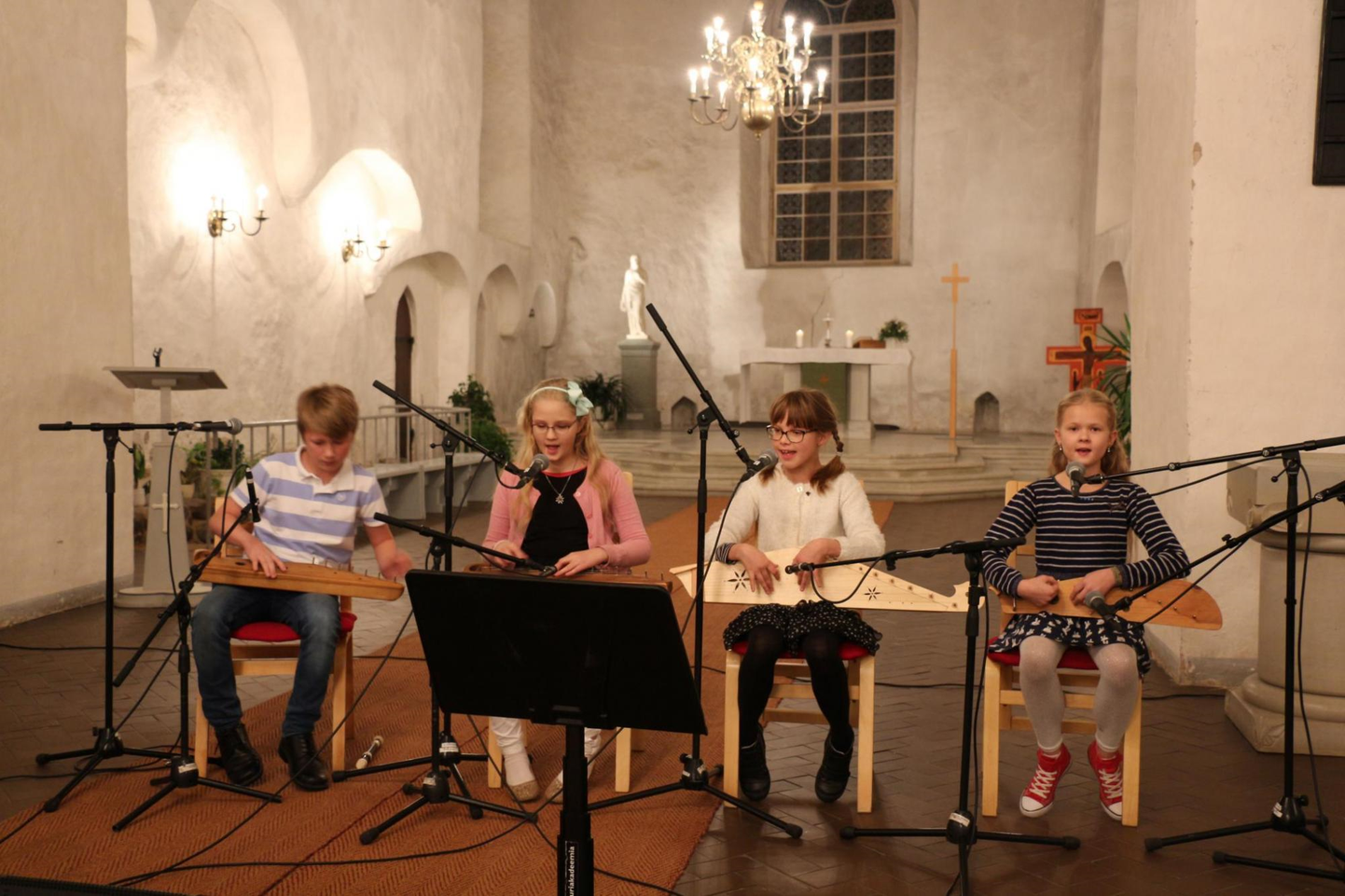 Ansambel "Kaval käsi" Tartust esitas konkursil laulu "Kukli sünnipäev".
