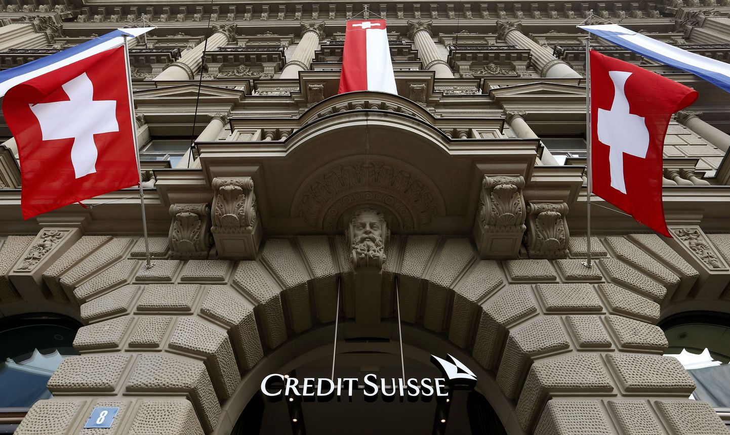 Ehkki Šveits on viimastel aastatel oma karme pangasaladuse reegleid lõdvendanud, on riik endiselt populaarseim koht, kuhu oma raha kodumaa maksude eest peitu viia, näitab värske uuring. Pildil Credit Suisse'i peakorter Zürichis.