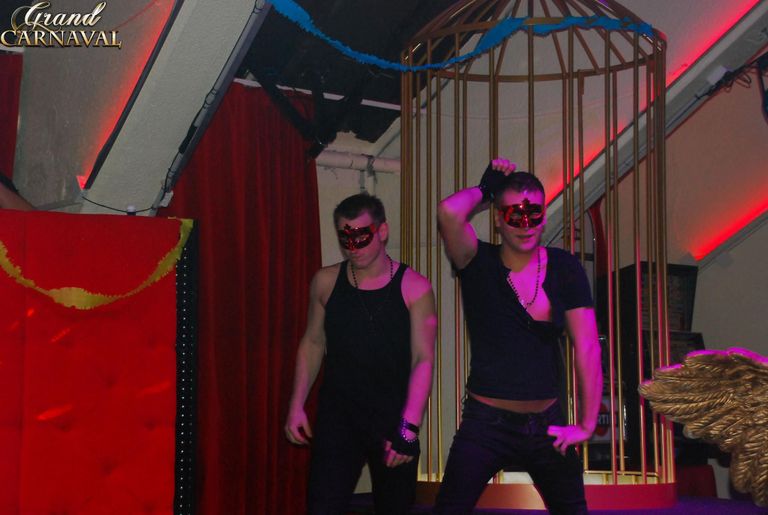 Фото: танцоры Мэй Дэй в клубе: слева Александр Домовой, справа Валентин Сирица