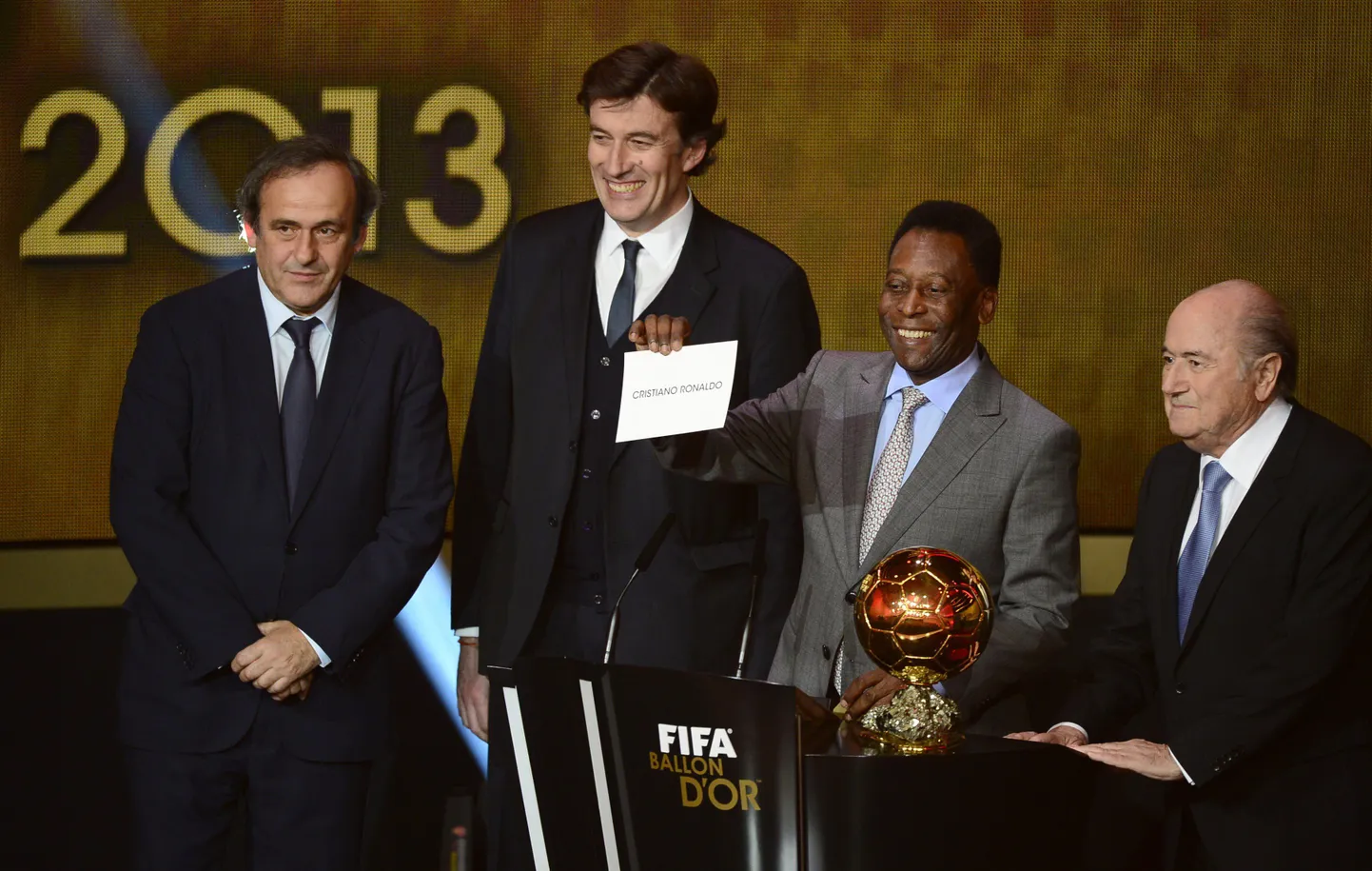 Pele avalikustab, et aasta jalgpalluriks on valitud Cristiano Ronaldo. Michel Platini (vasakul) arvates tehti aga vale valik.