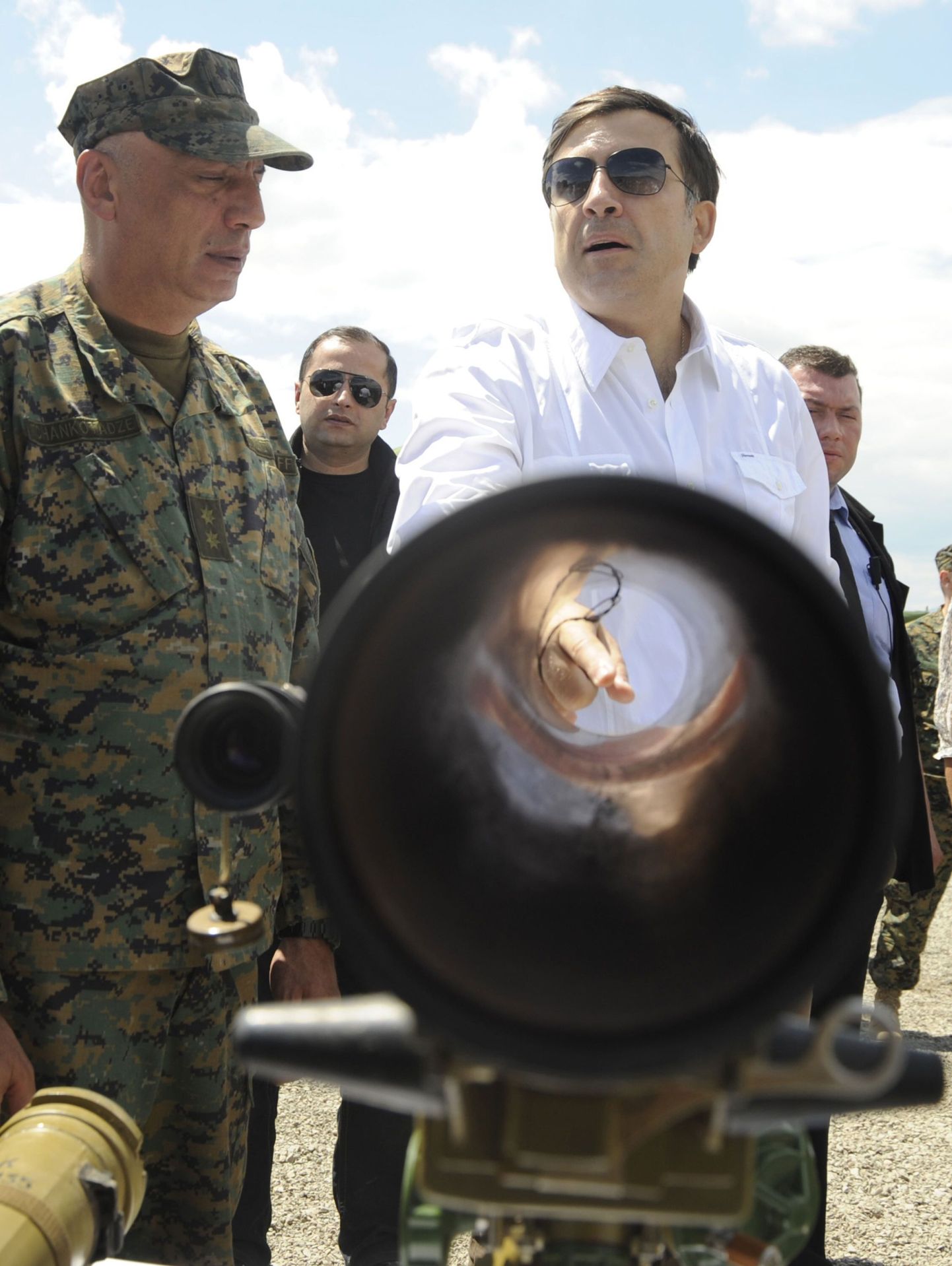 Gruusia riigipea Mihheil Saakašvili (ees paremal) kontrollib relvastust
