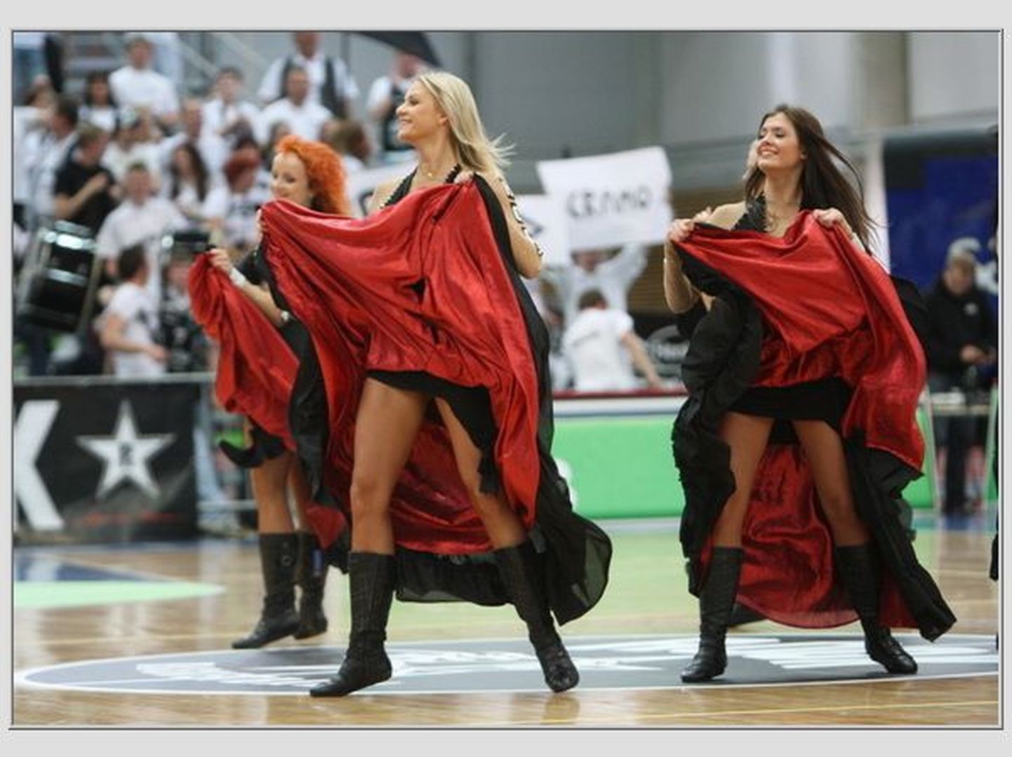 Tartu Rocki tantsutüdrukud esinemas spordisaalis