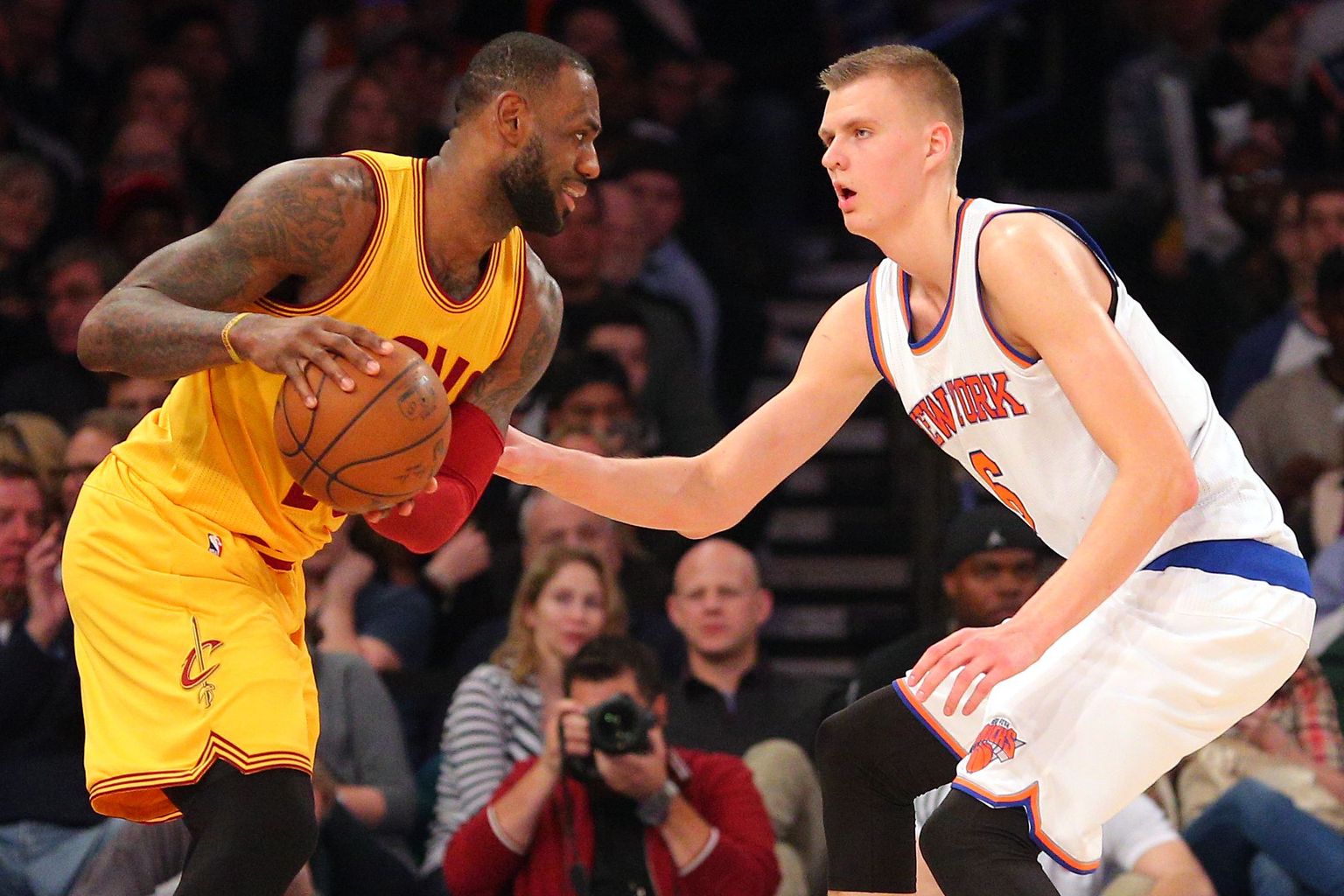 LeBron James (vasakul) jahib karjääri neljandat meistritiitlit, lätlasel Kristaps Porzingisel on nii kõrge tasemeni veel palju minna. Aga New York Knicksi põhitegija on ta juba praegu.