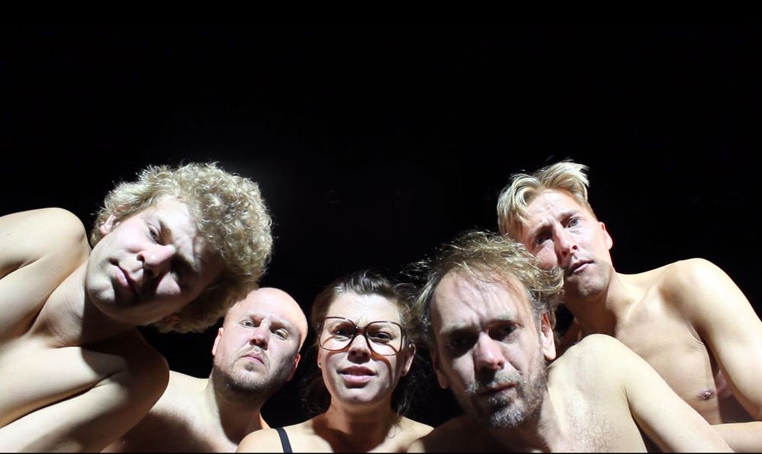 Hüppavad «basseini»: Martin Mill (vasakult), Tarvo Vridolin, Carita Vaikjärv, Meelis Rämmeld ja Aarne Soro.