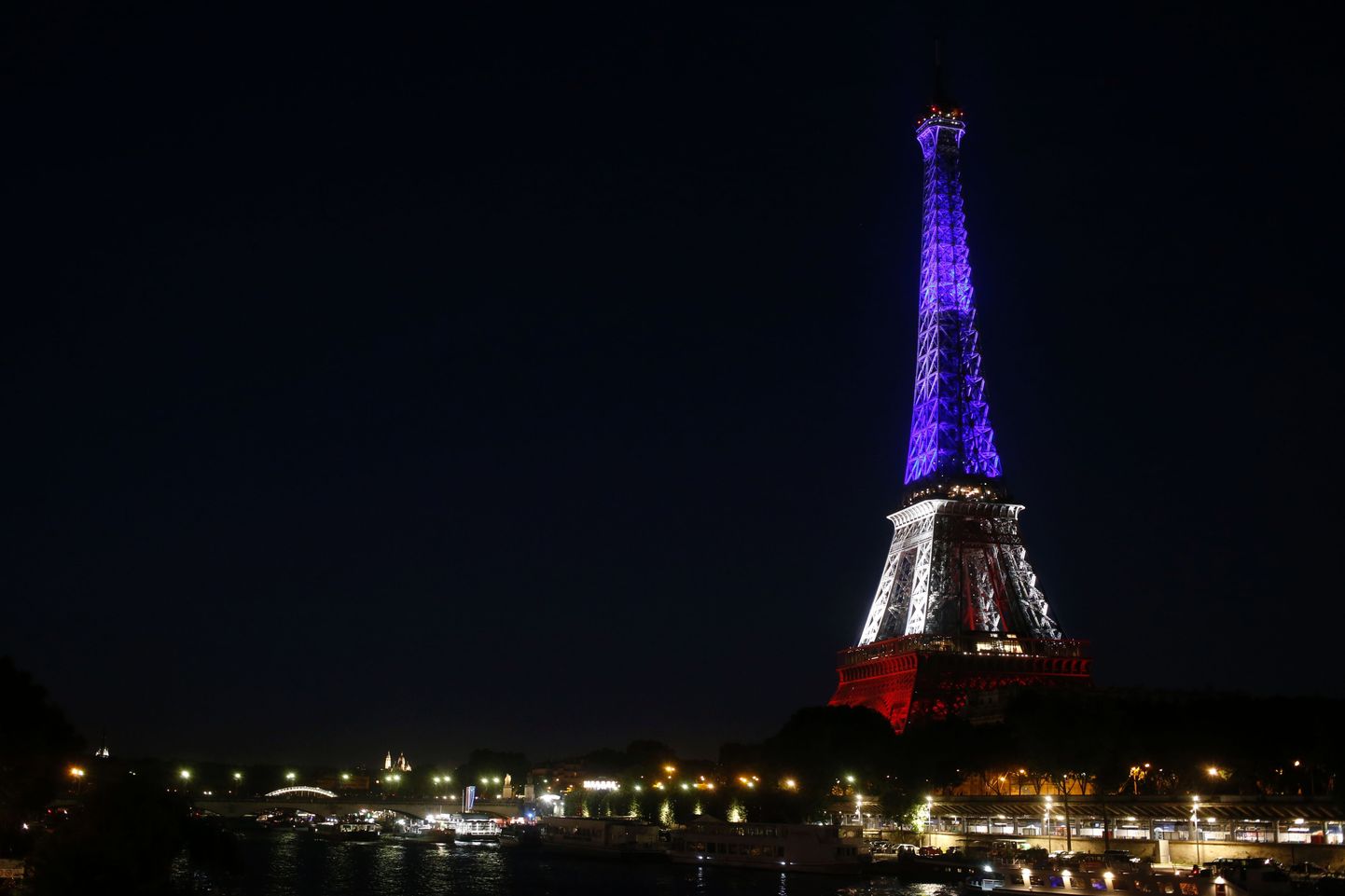 Eiffeli torn Prantsuse lipu värvides mälestamaks 2016. aastal toimunud Nice'i terrorirünnakut