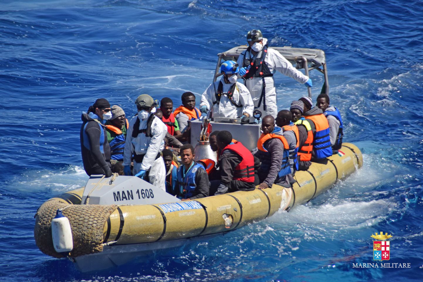 Itaalia mereväe päästjad Põhja-Aafrikast pärit põgenikke transportimas