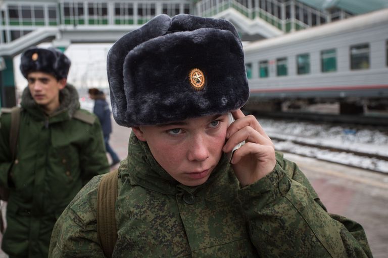 Vene ajateenija, mobiiltelefon käes, raudteejaamas. / Scanpix
