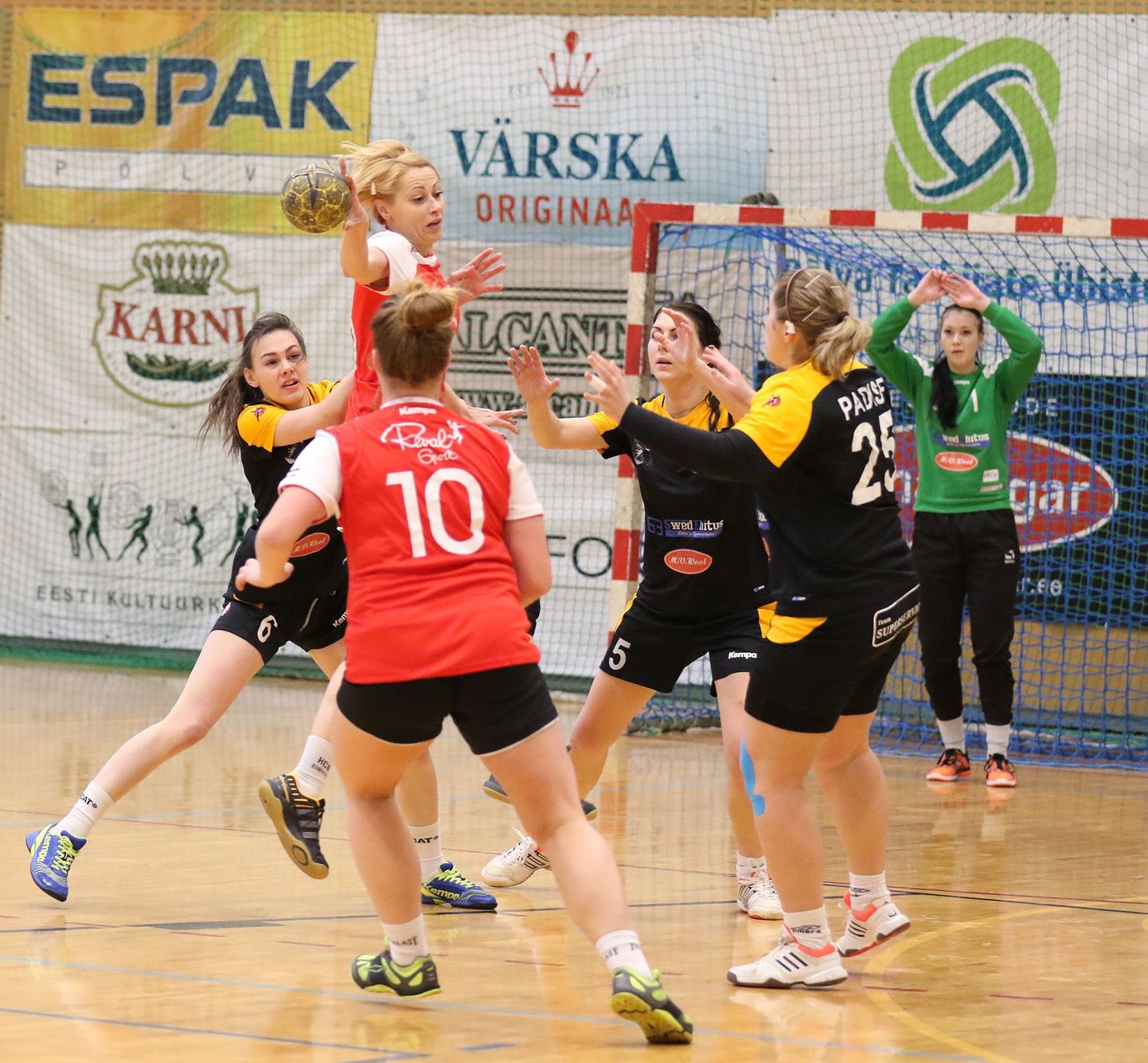 Reval-Sport/Mella kogenud mängija Jelena Mihailova üritab lahti harutada Reval-Sport/Padise/Lasnamäe kaitset
