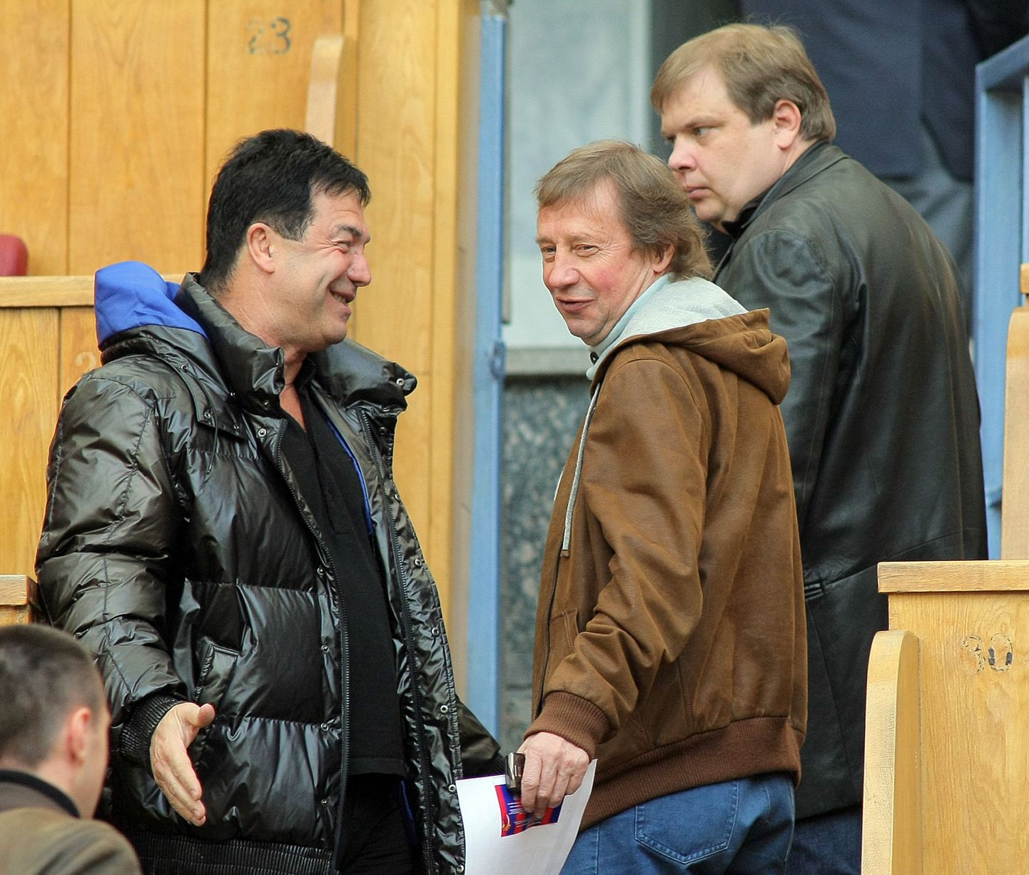 Юрий Семин (в центре) на одном из футбольных матчей в роли зрителя.