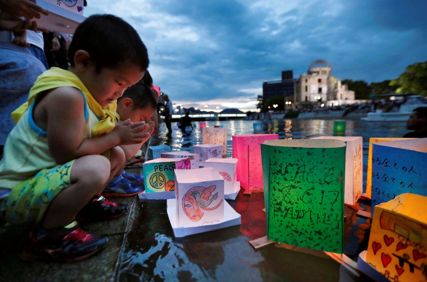 Palvetavad lapsed Hiroshimas tuumarünnaku ohvrite memoriaali juures.