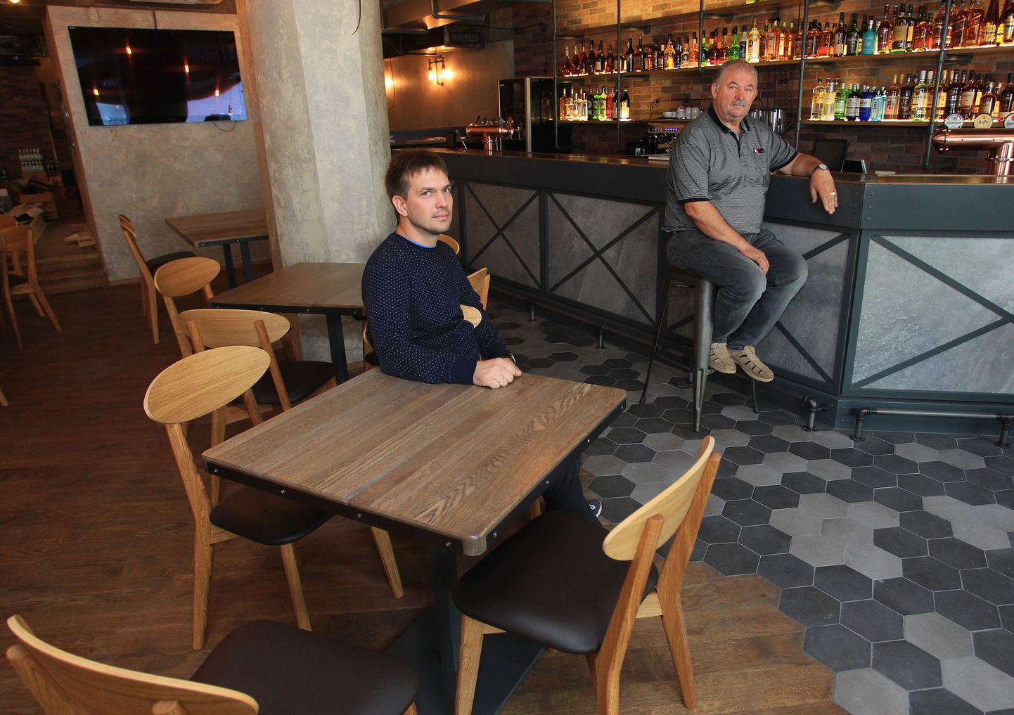 Uue pubi omanikud Jaanus Sults (vasakul) ja Kalle Tammeorg teevad veel viimaseid ettevalmistusi, et lähinädalatel RP 9 külastajatele avada.